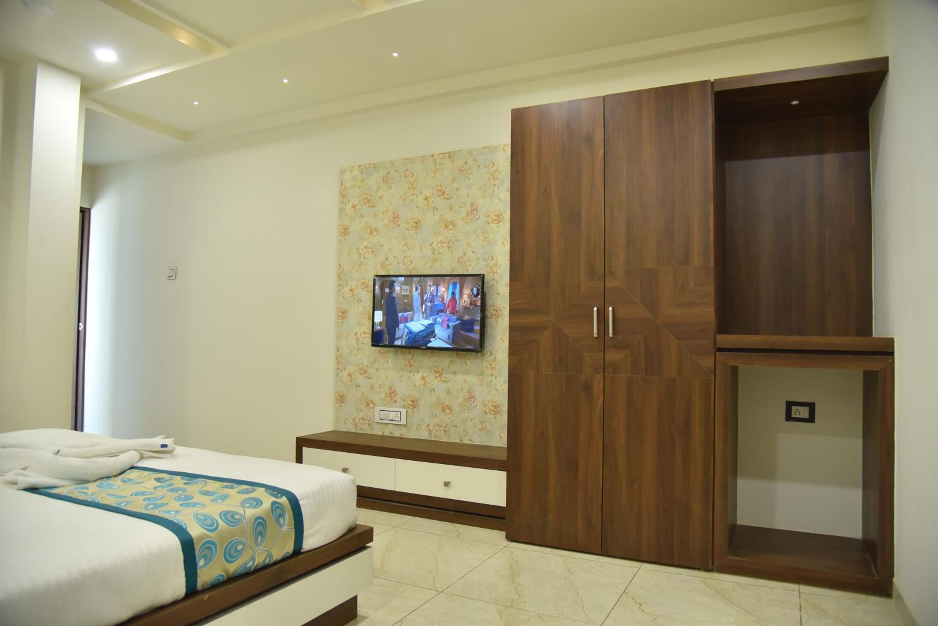 Deluxe King Room photo 1