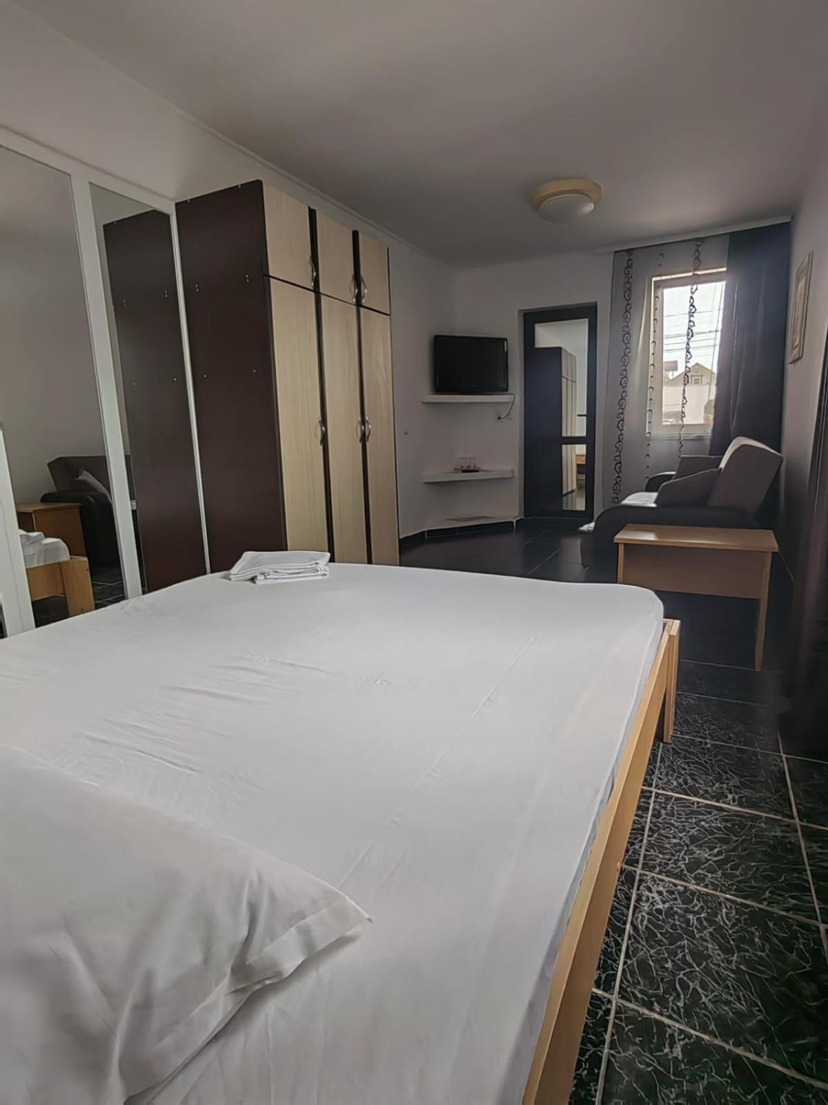 Double Room - Photo 18
