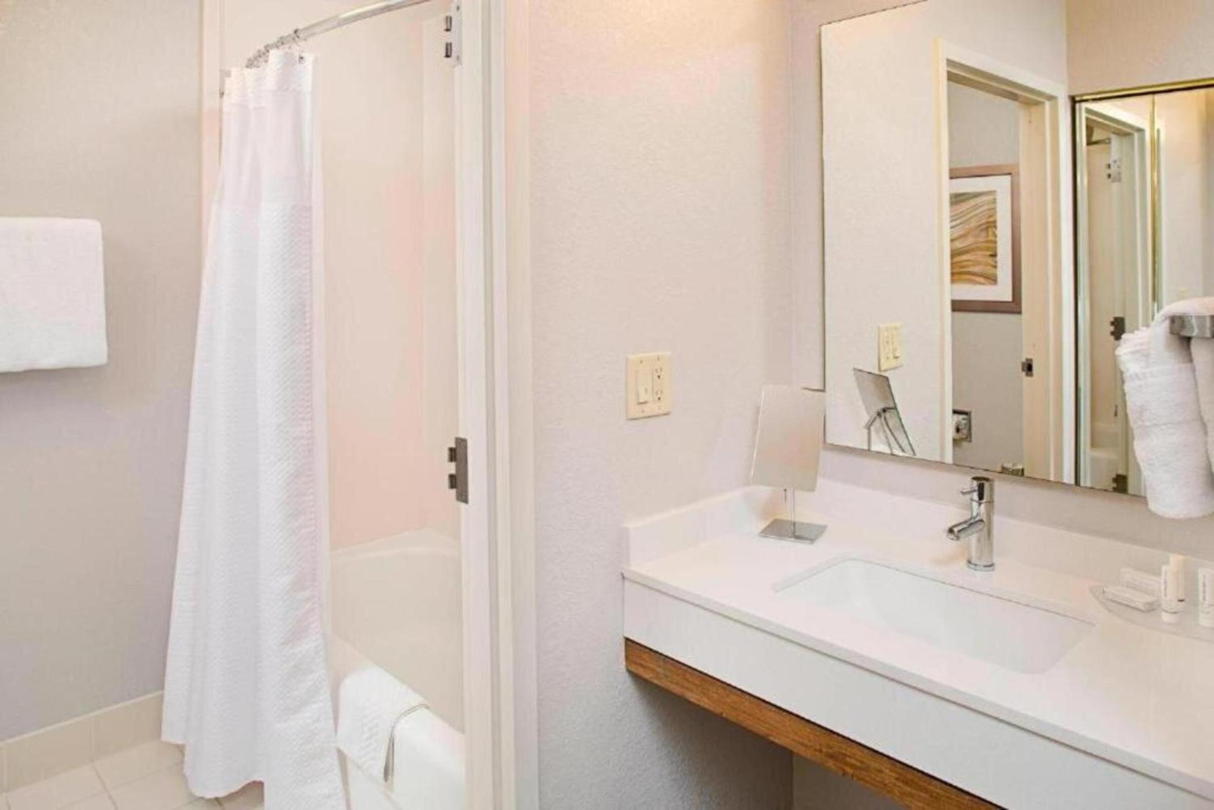 One-Bedroom King Suite with Sofa Bed - Non-Smoking - Photo 2