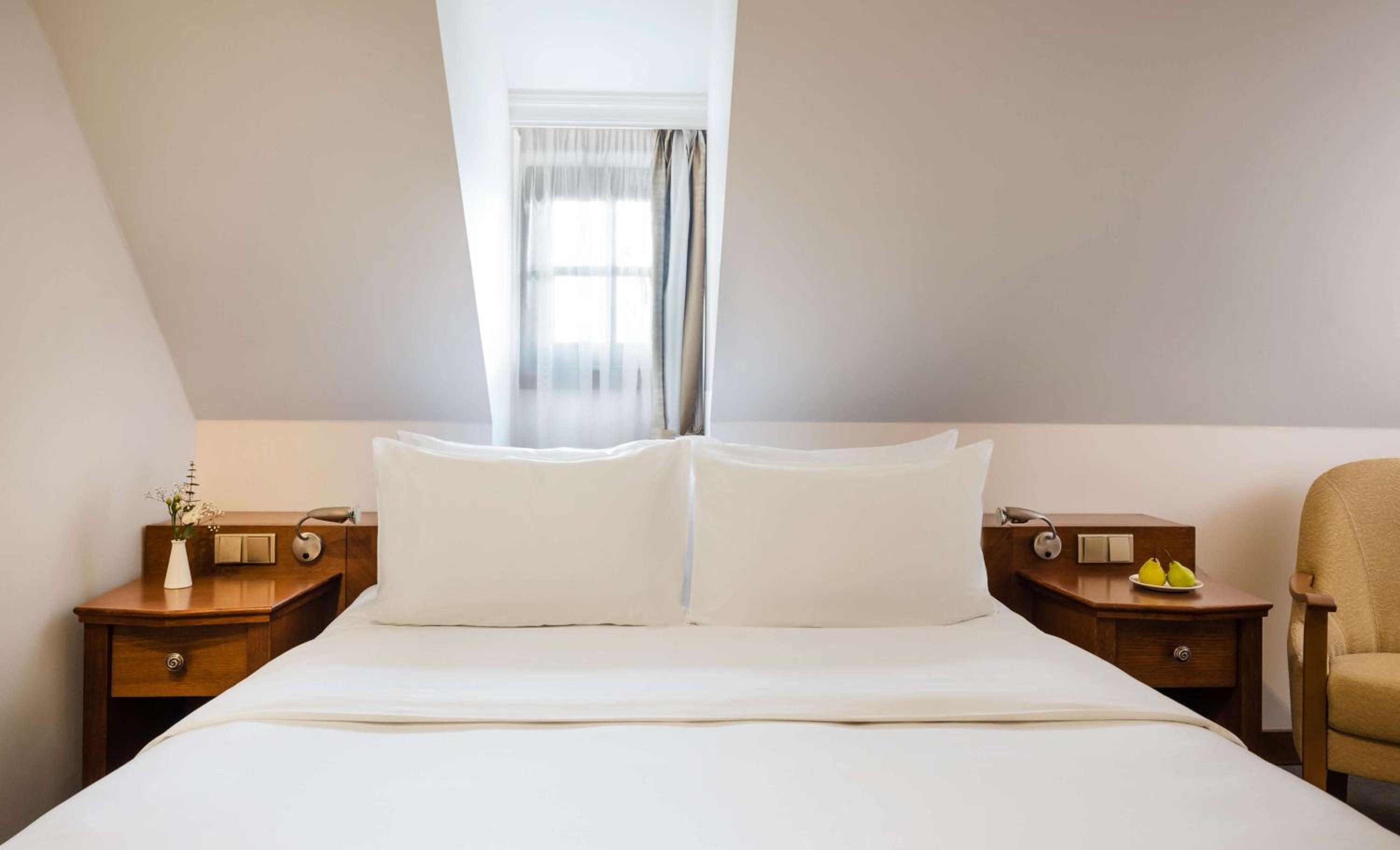 Queen Room photo 1