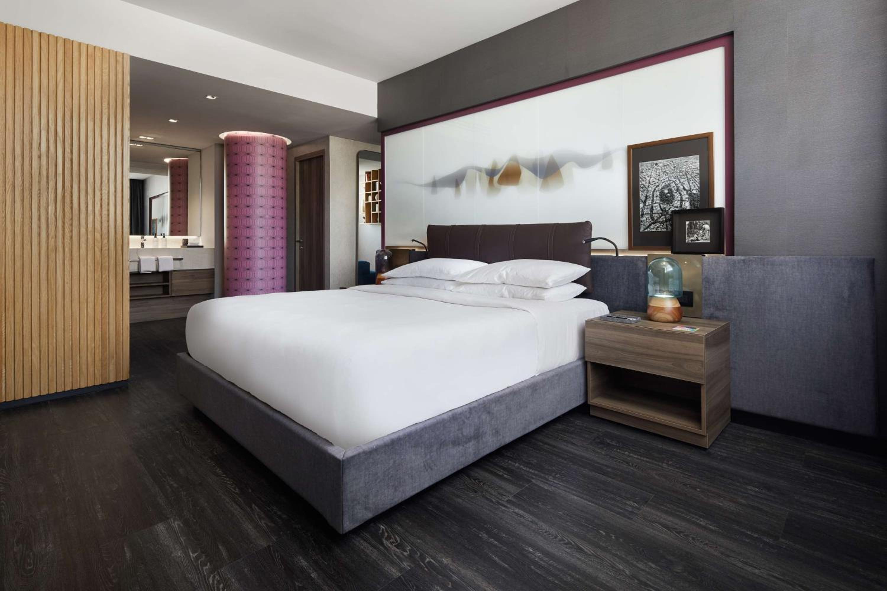 Andaz Suite - Photo 1