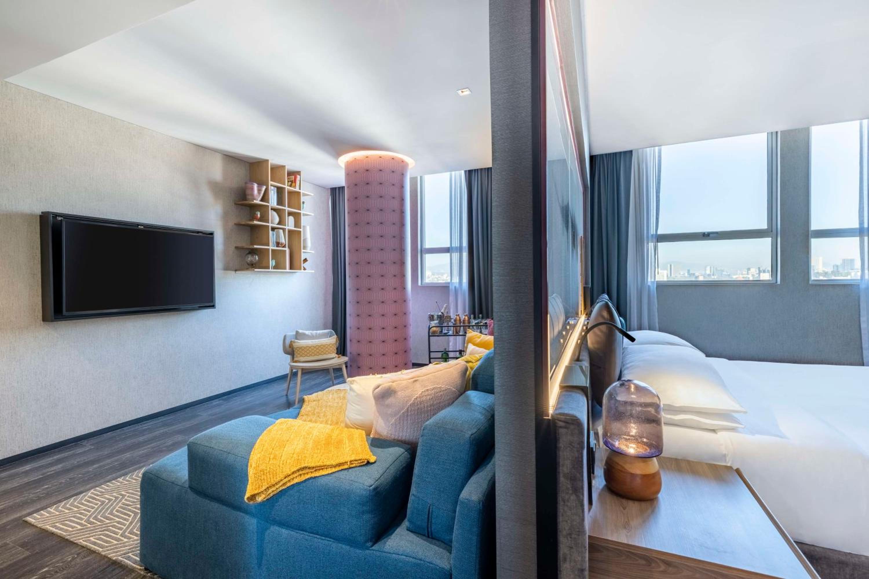 Suite with City View - Photo 2