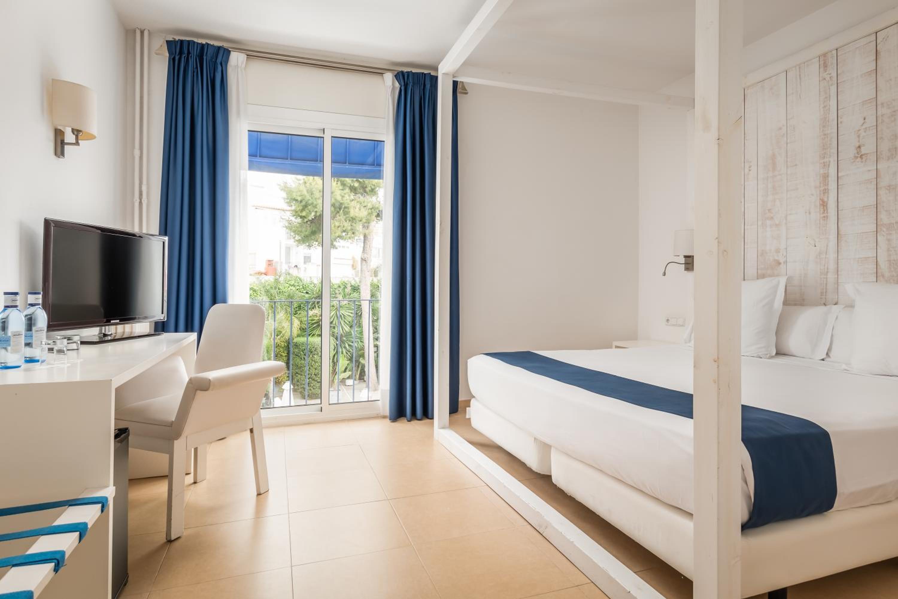Double or Twin Room with Garden View - Photo 4