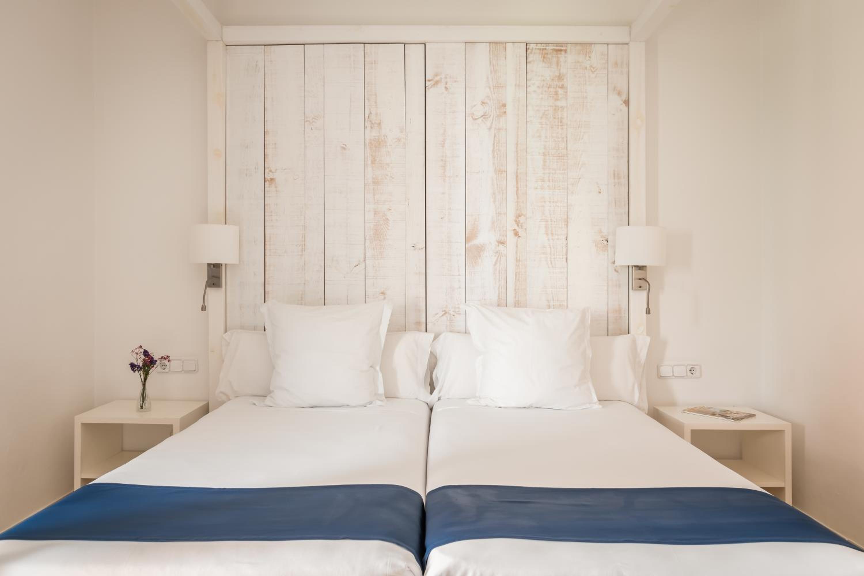 Double or Twin Room with Garden View - Photo 2