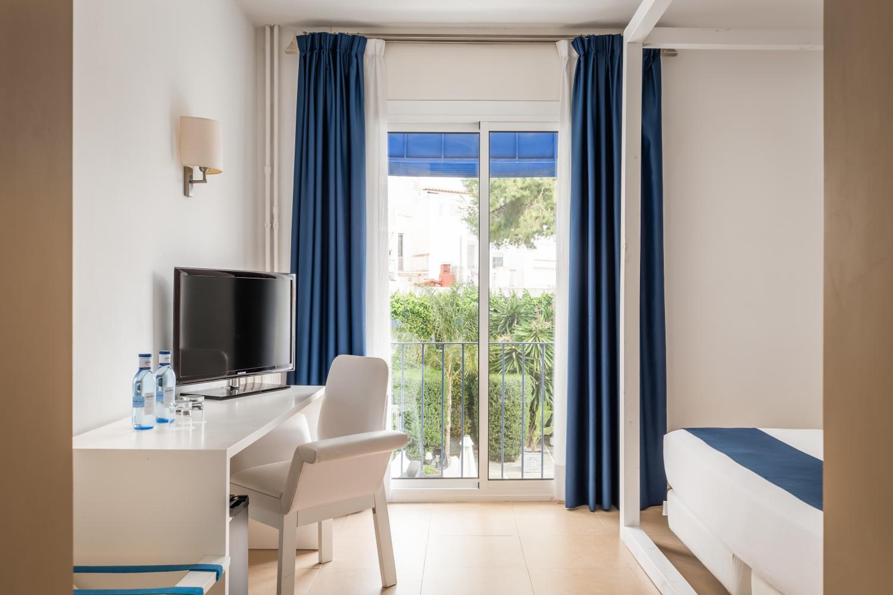Double or Twin Room with Garden View - Photo 3