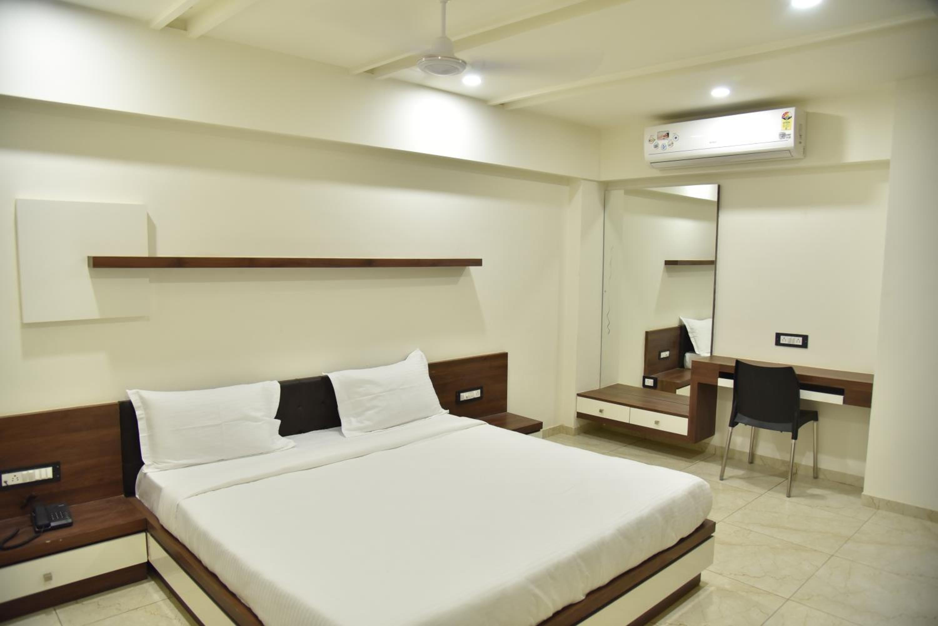 Deluxe King Room photo 2