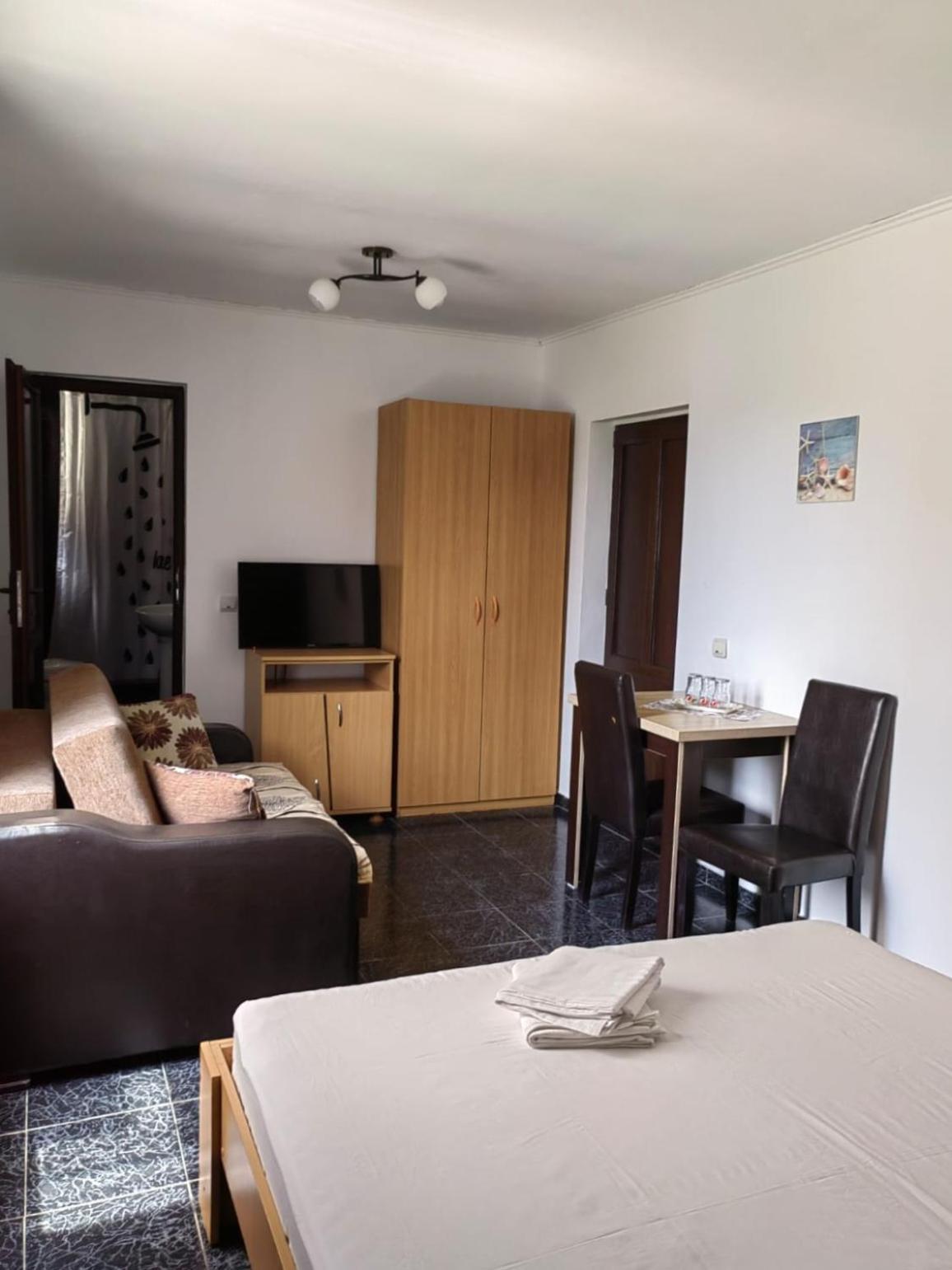 Double Room - Photo 2