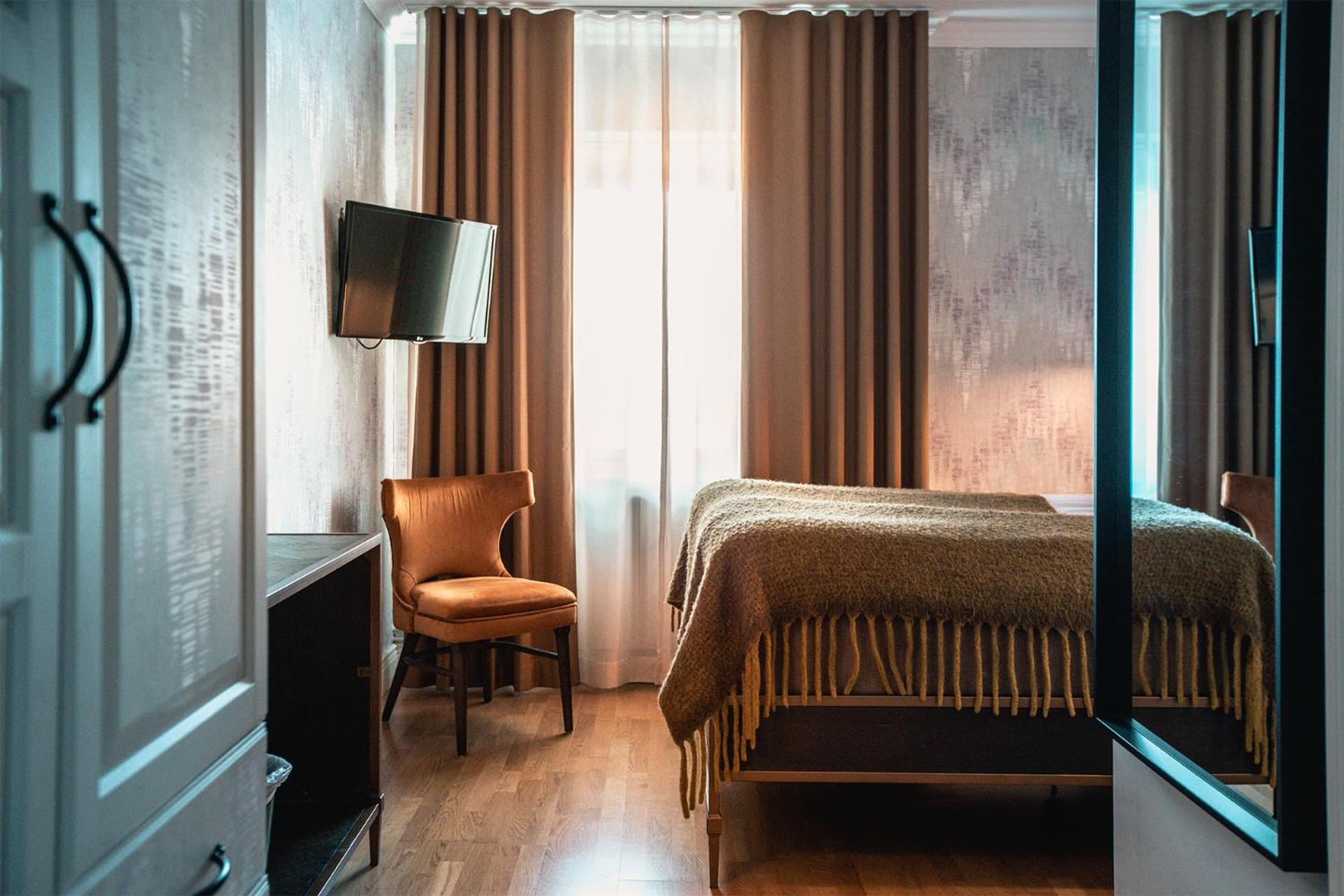Superior Queen Room (55 in bed) - Photo 4