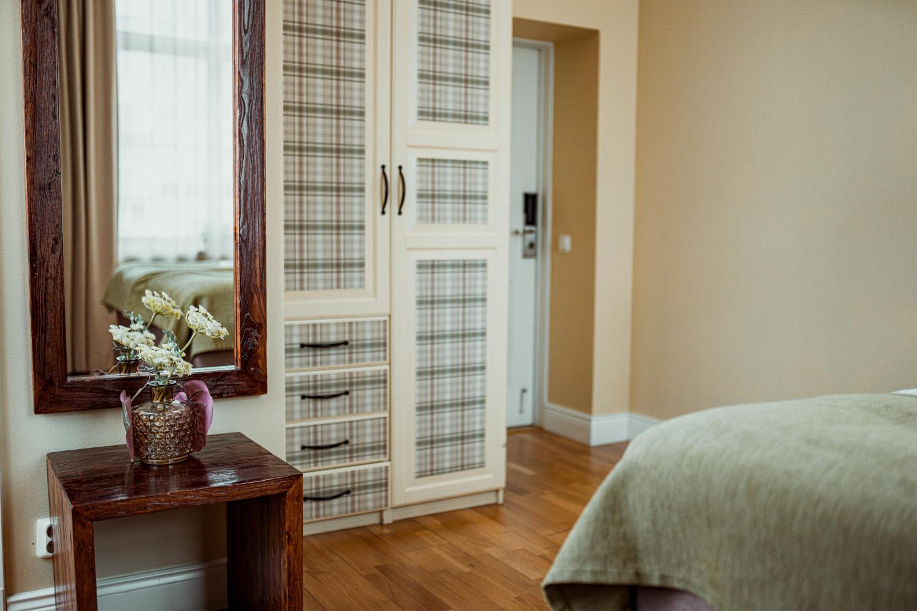 Deluxe King Room - Photo 7