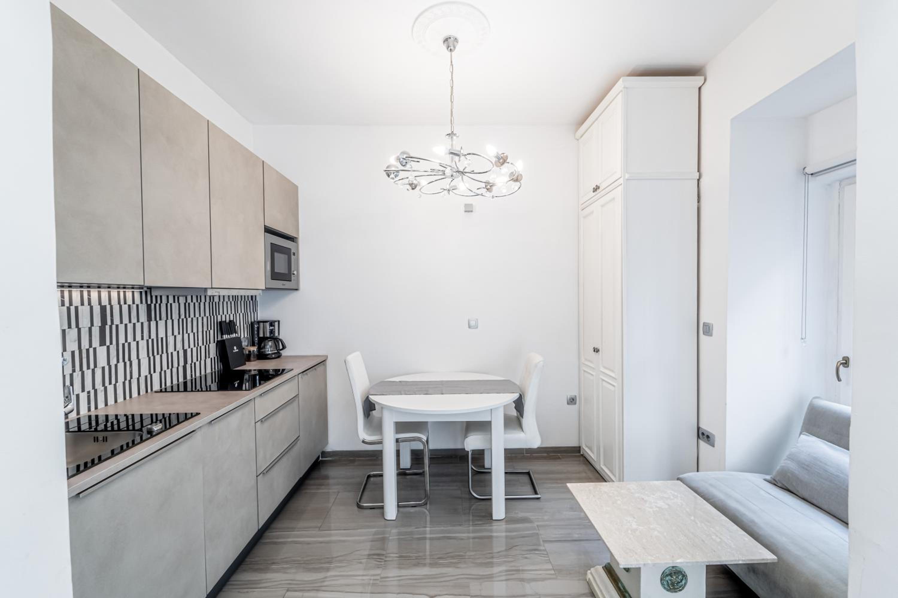 One-Bedroom Apartment - Photo 3