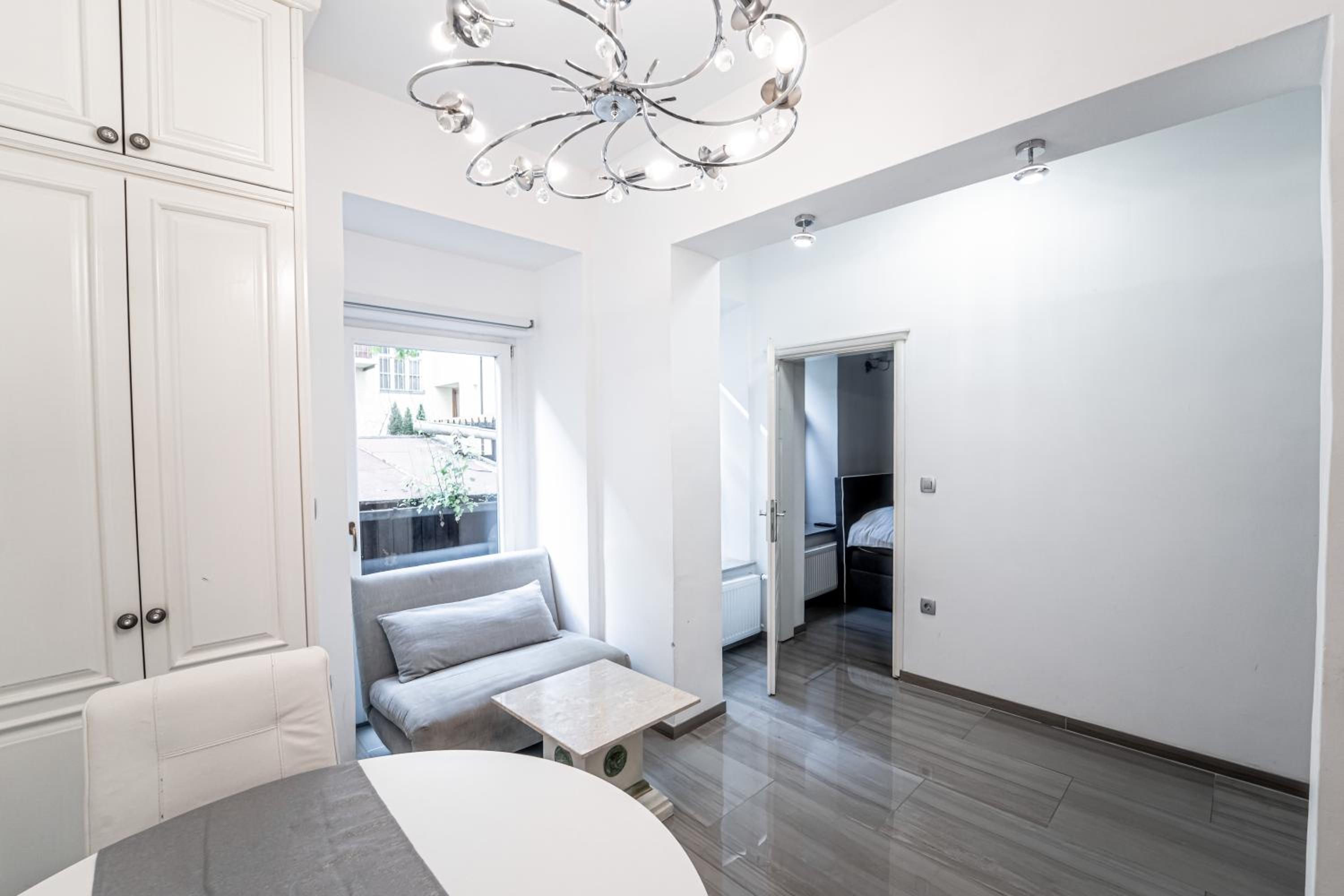 One-Bedroom Apartment - Photo 8