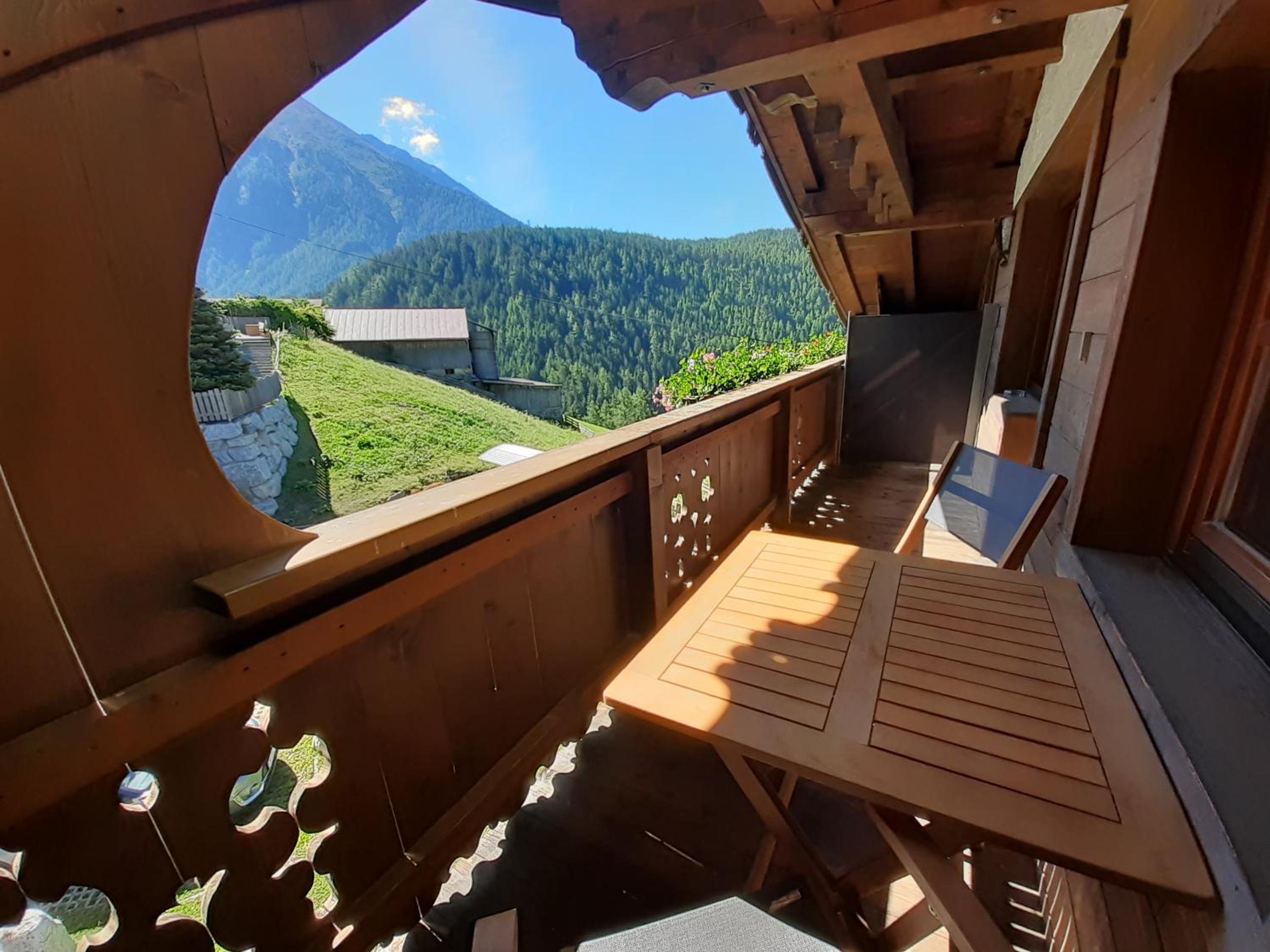 One-Bedroom Apartment with Balcony and Mountain View   photo 2