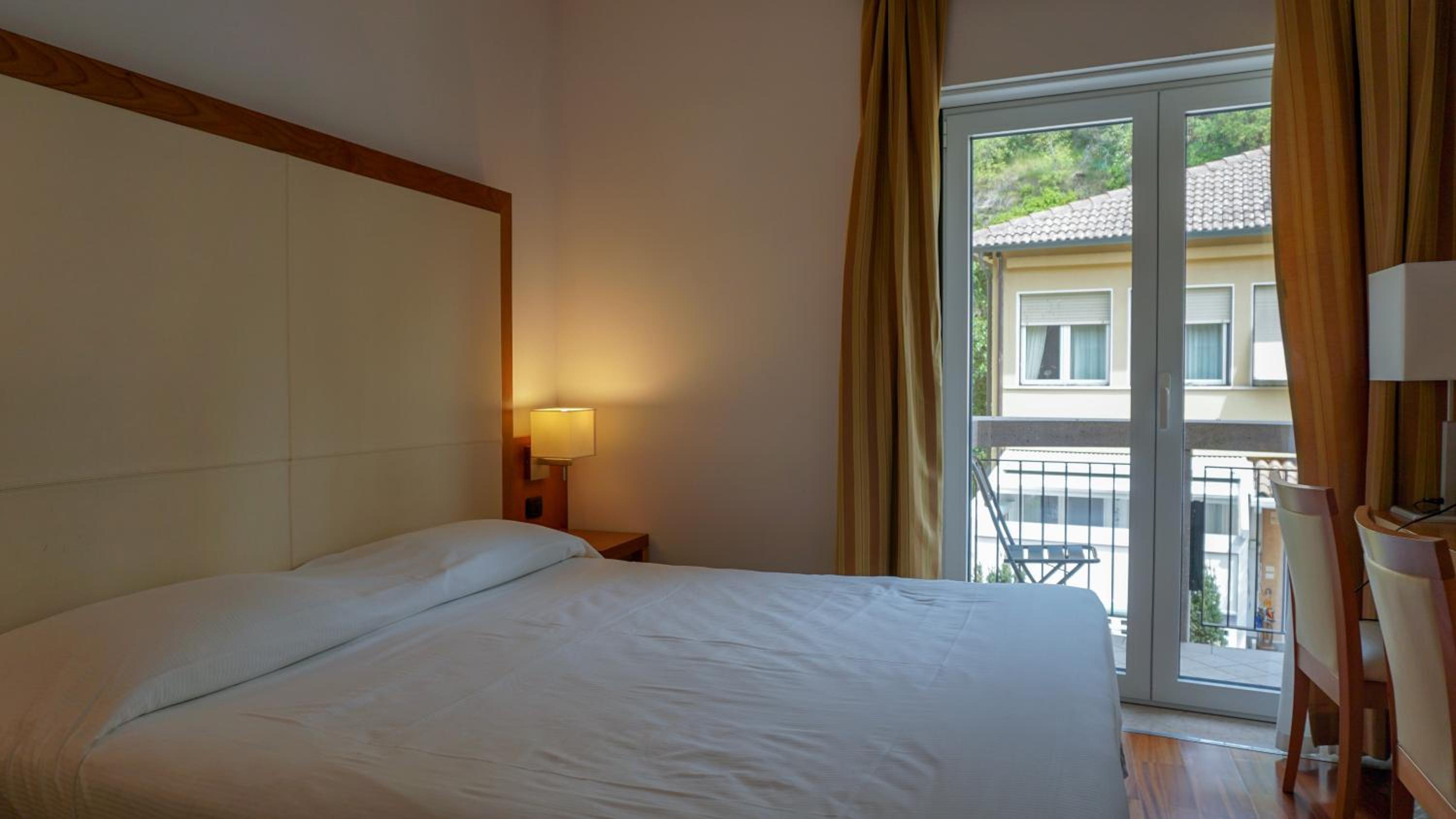 Standard Double or Twin Room with Balcony and City View - Photo 4
