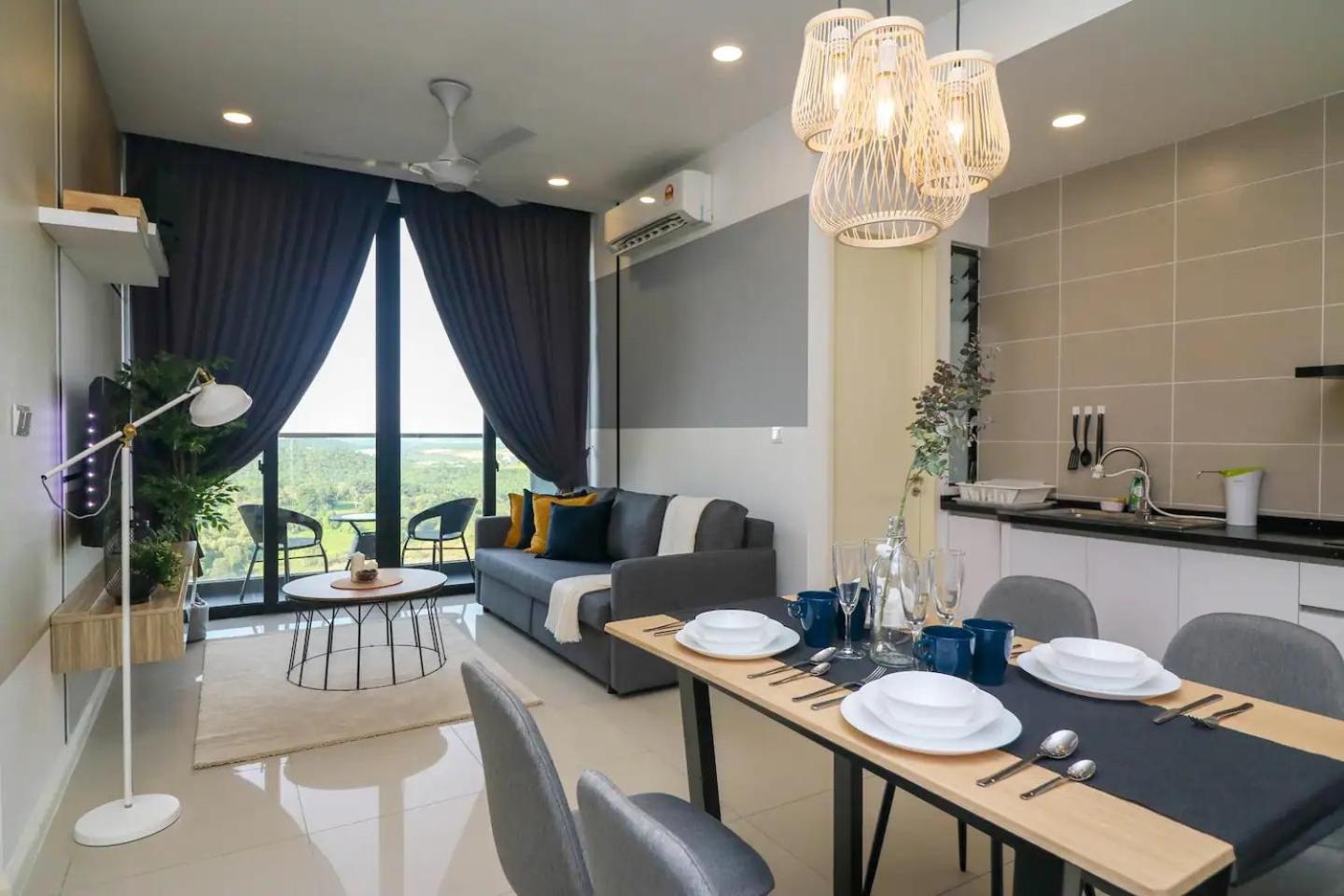 Family Room With Balcony photo 1