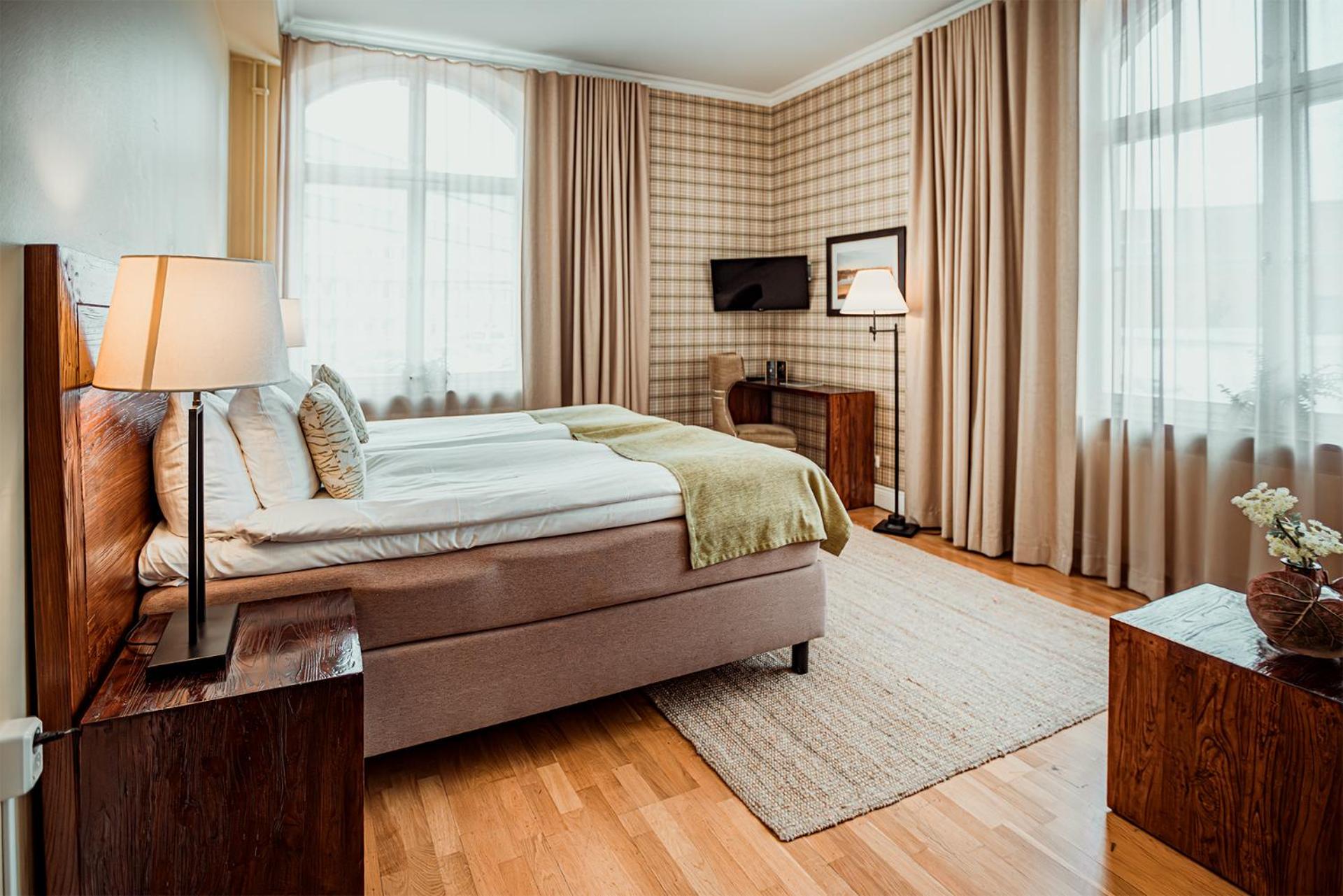 Deluxe King Room - Photo 2