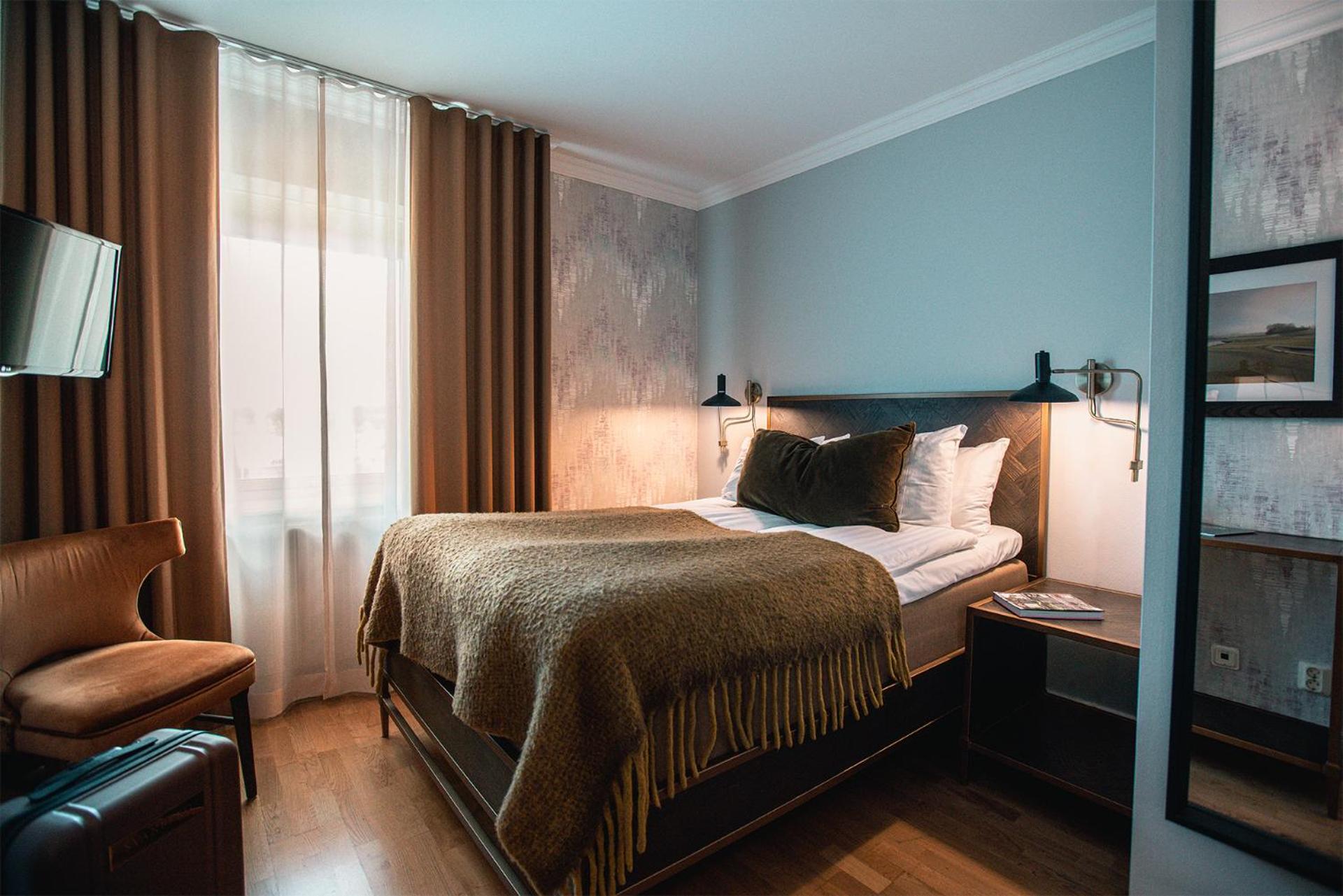 Superior Queen Room (55 in bed) - Photo 7