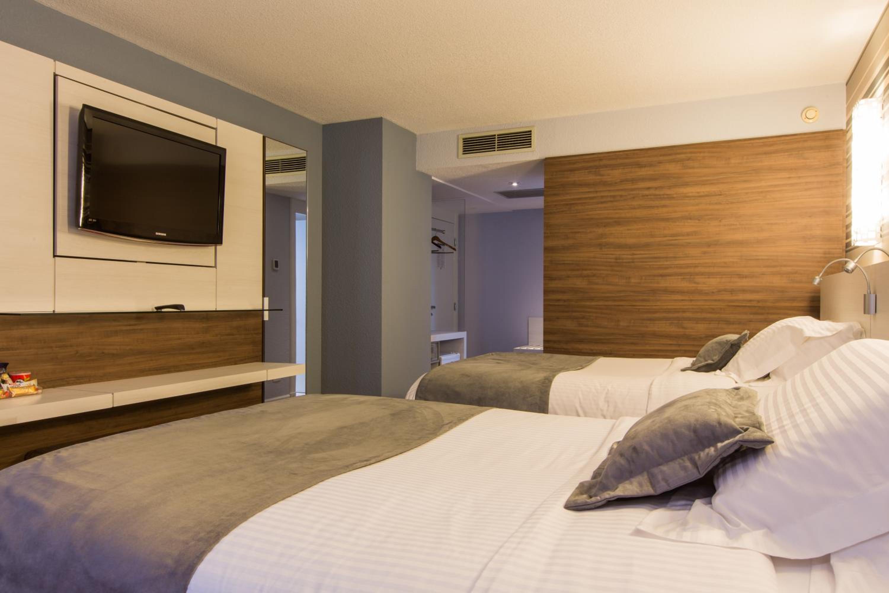 Business Room with Two Double Beds - Photo 4