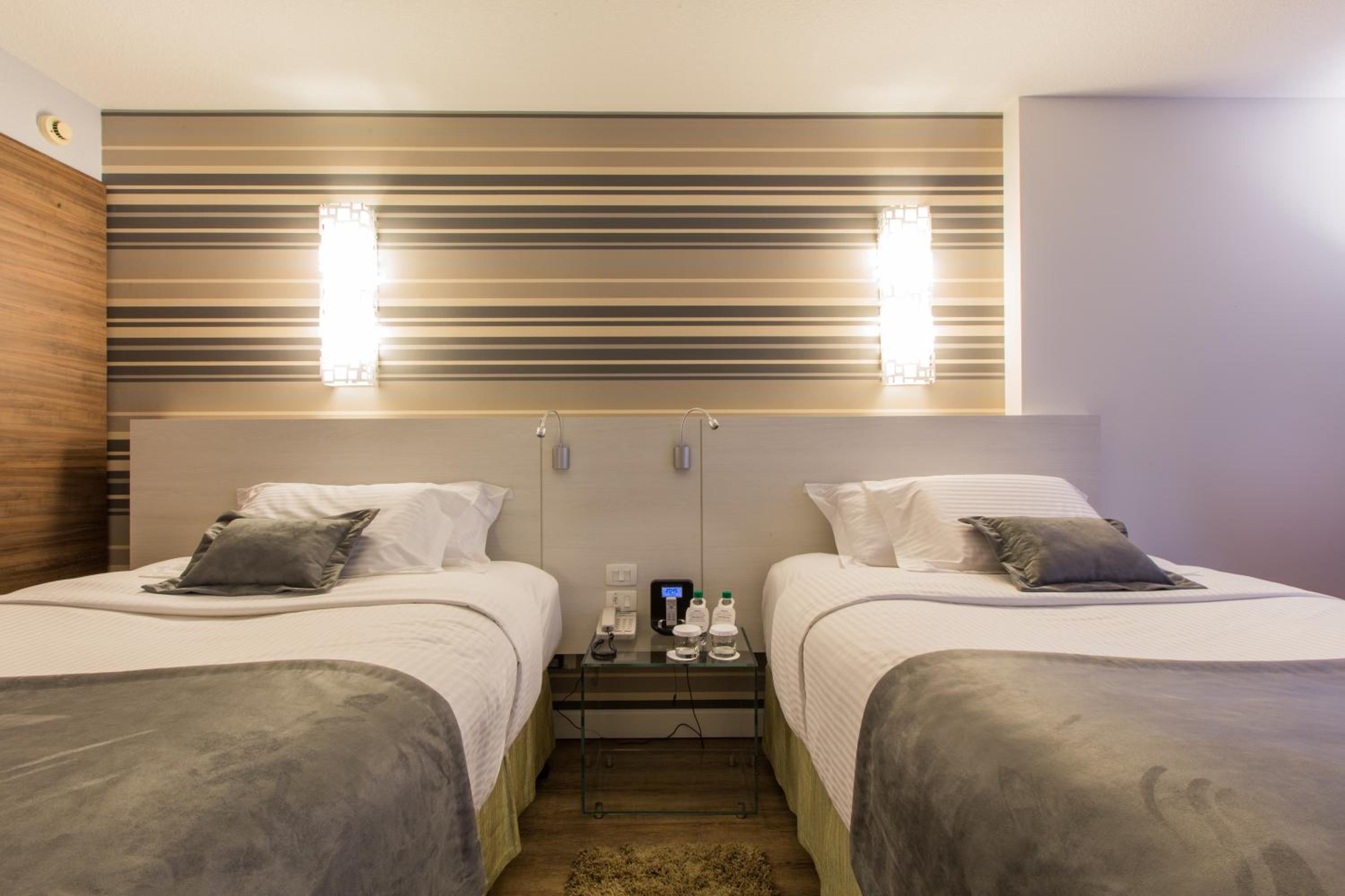 Business Room with Two Double Beds - Photo 2