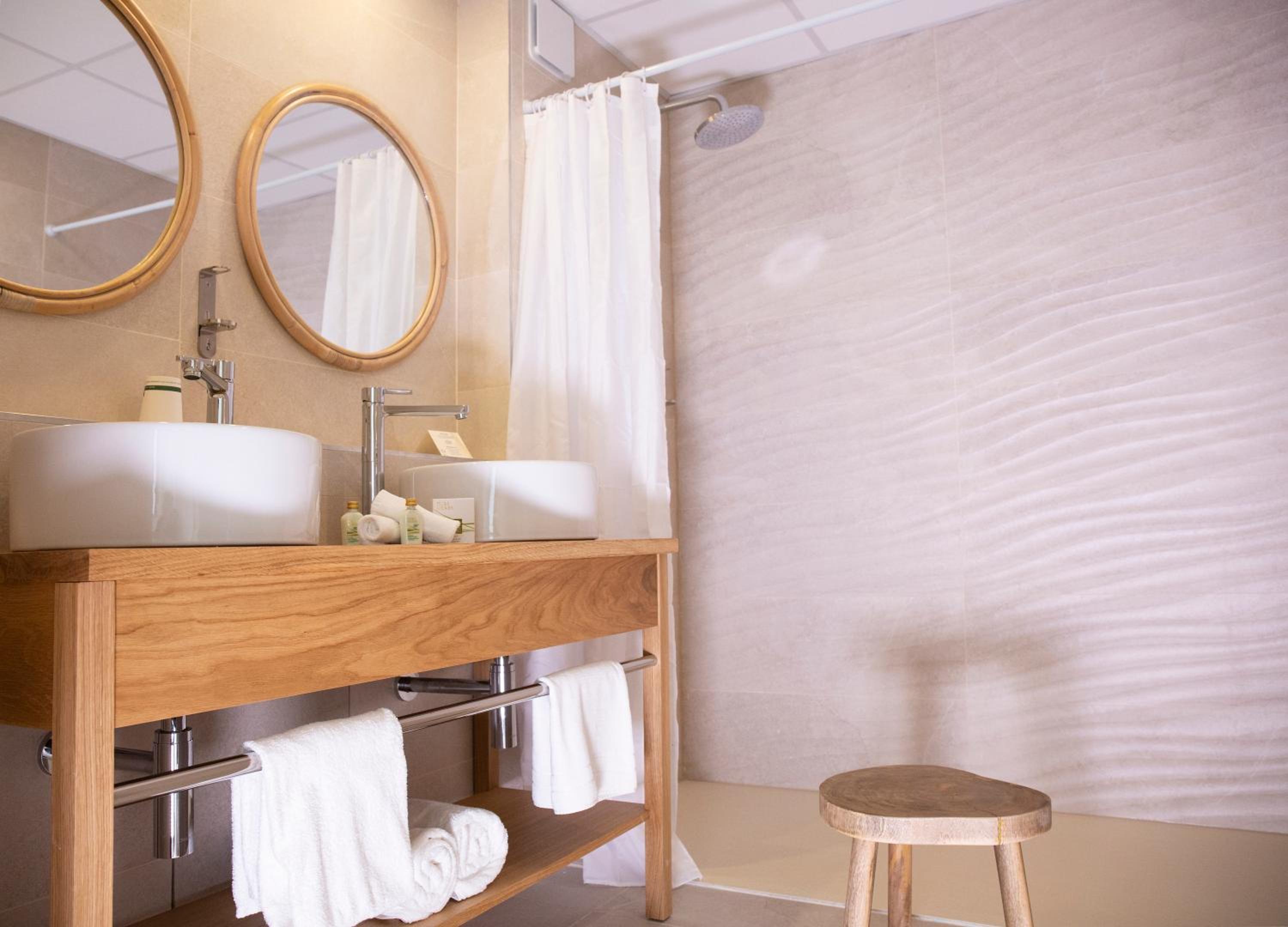 Deluxe Room - Photo 6