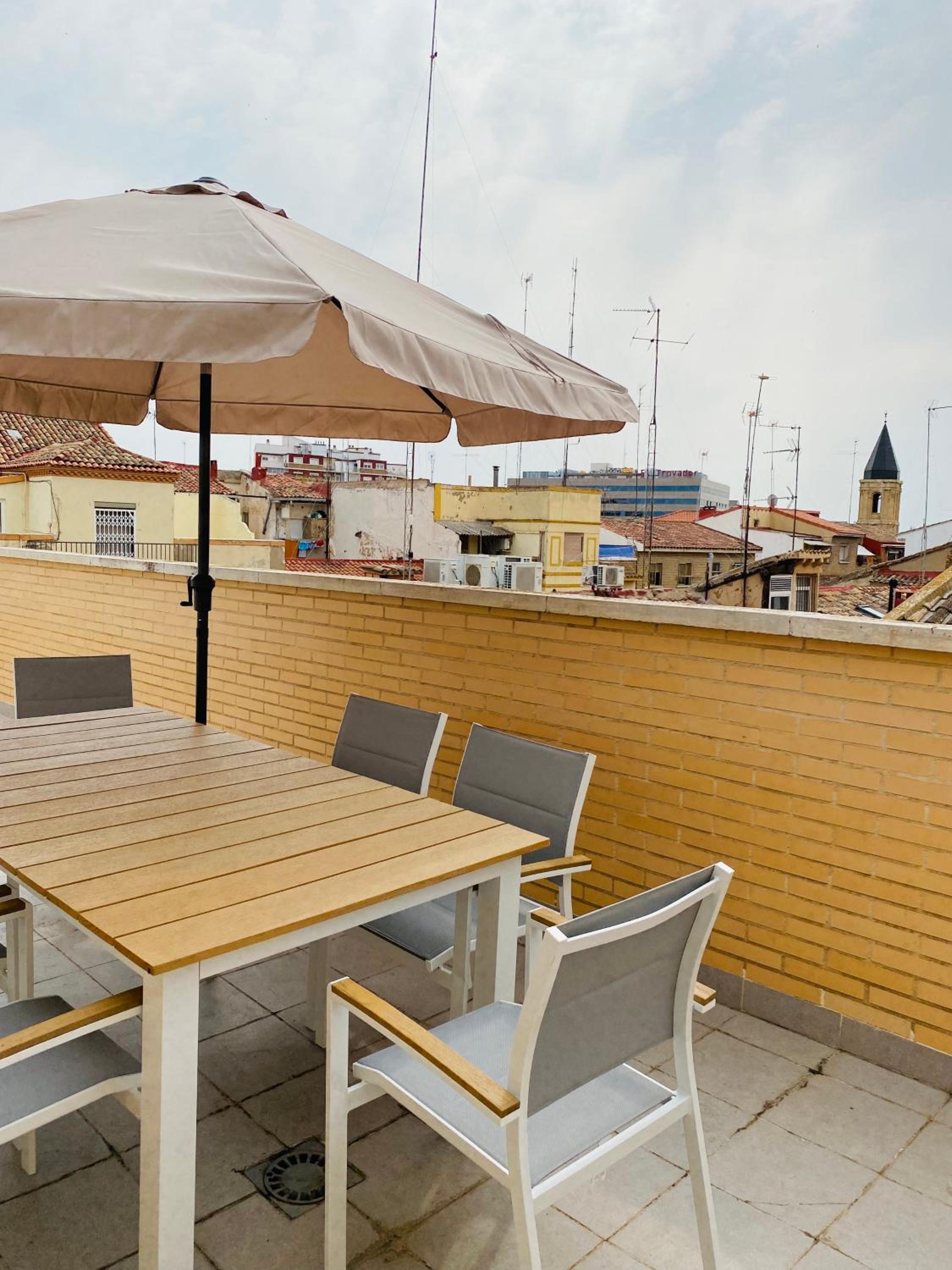 Four-Bedroom Apartment with Terrace - Photo 2