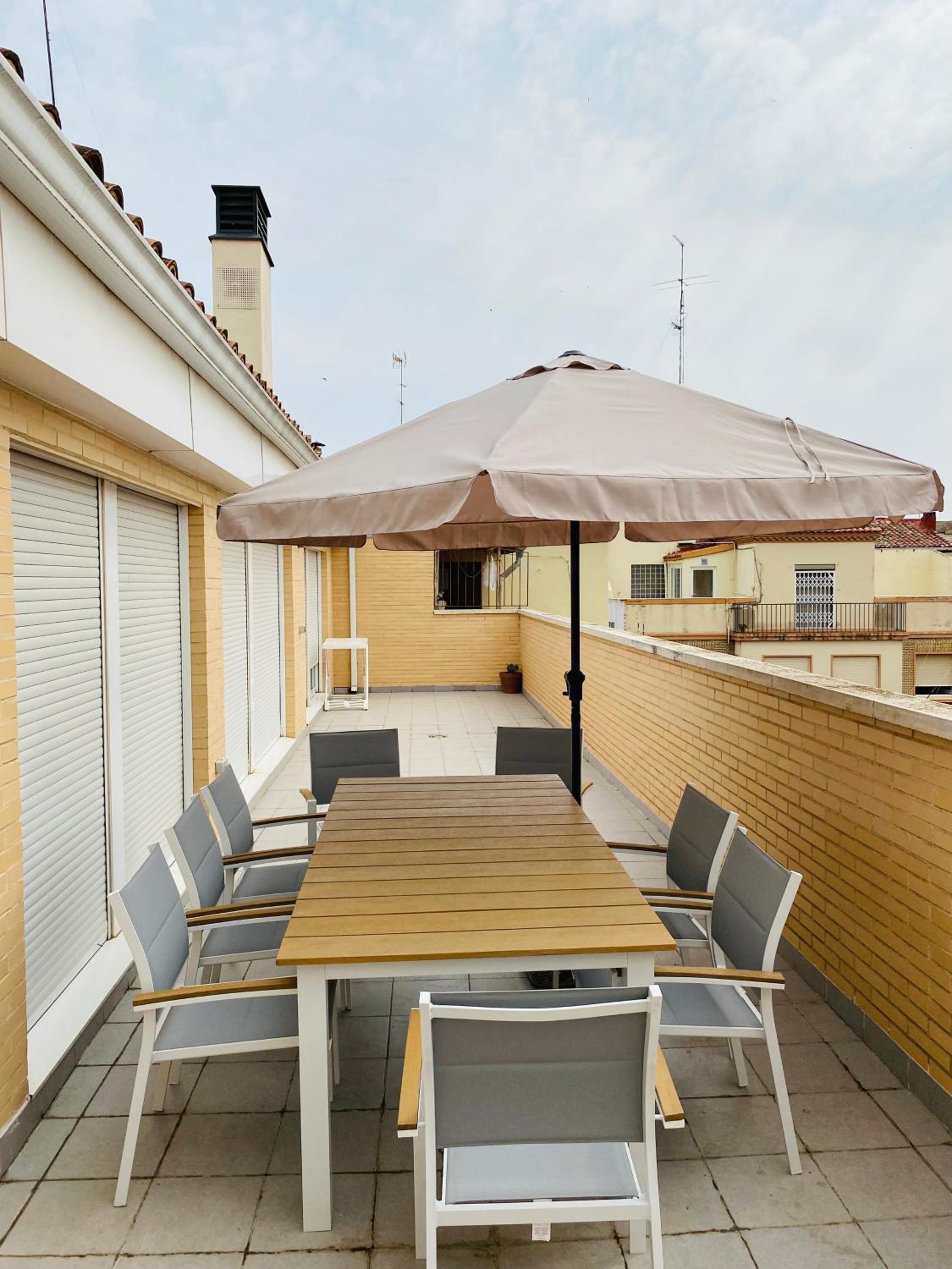 Four-Bedroom Apartment with Terrace - Photo 18