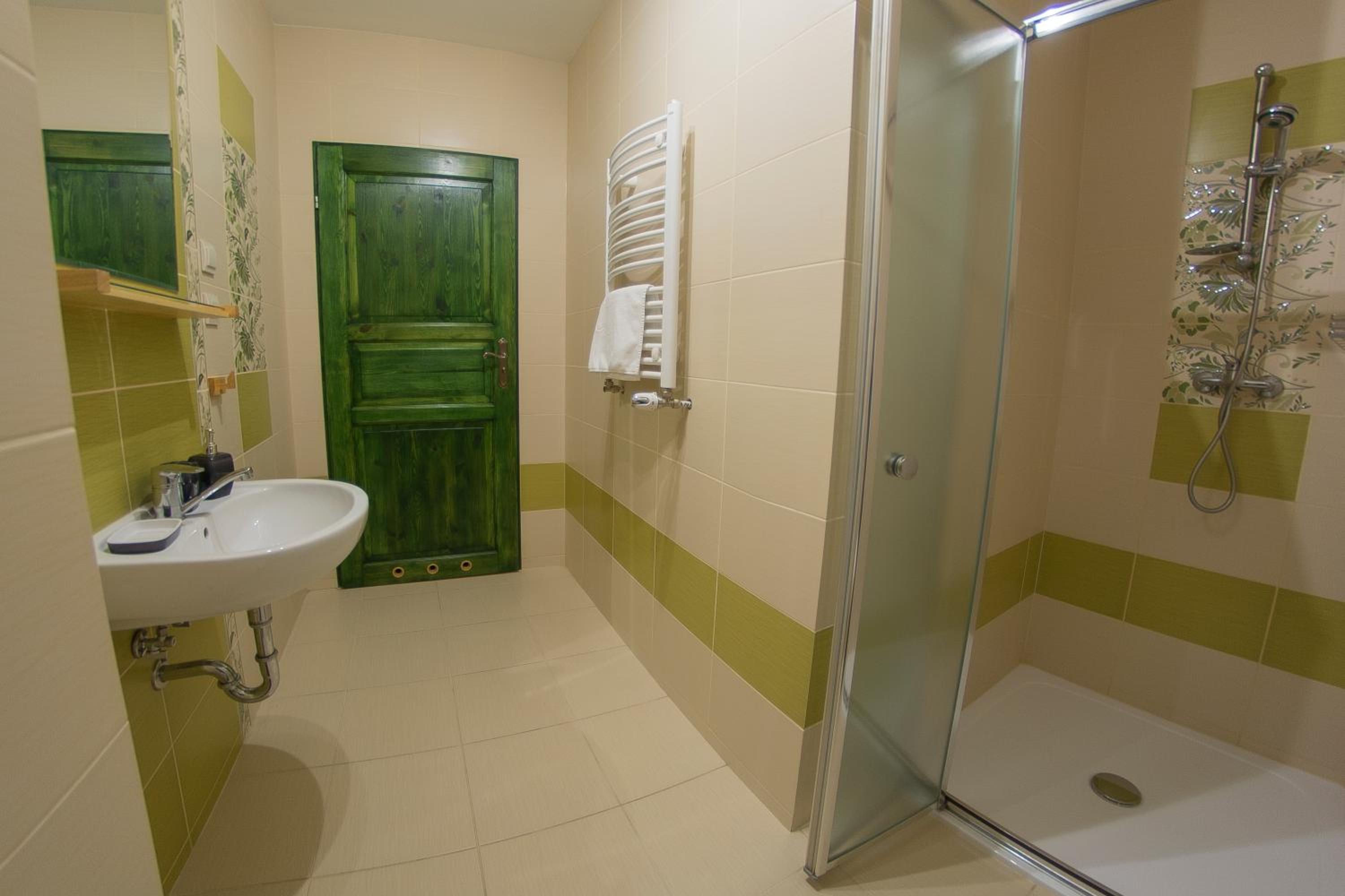 Twin Room with Private Bathroom - Photo 3