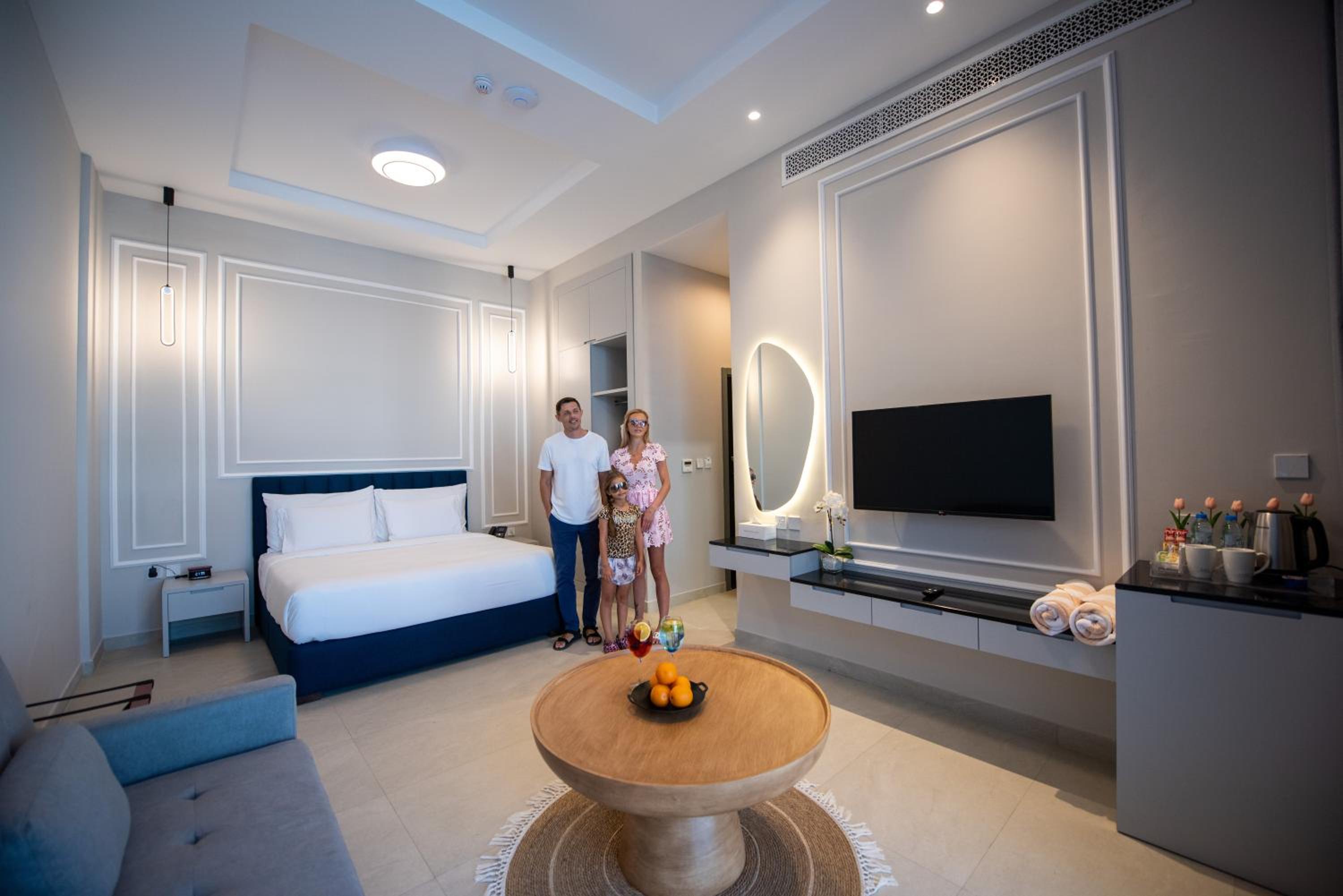 Chalet King Bed - Direct pool access