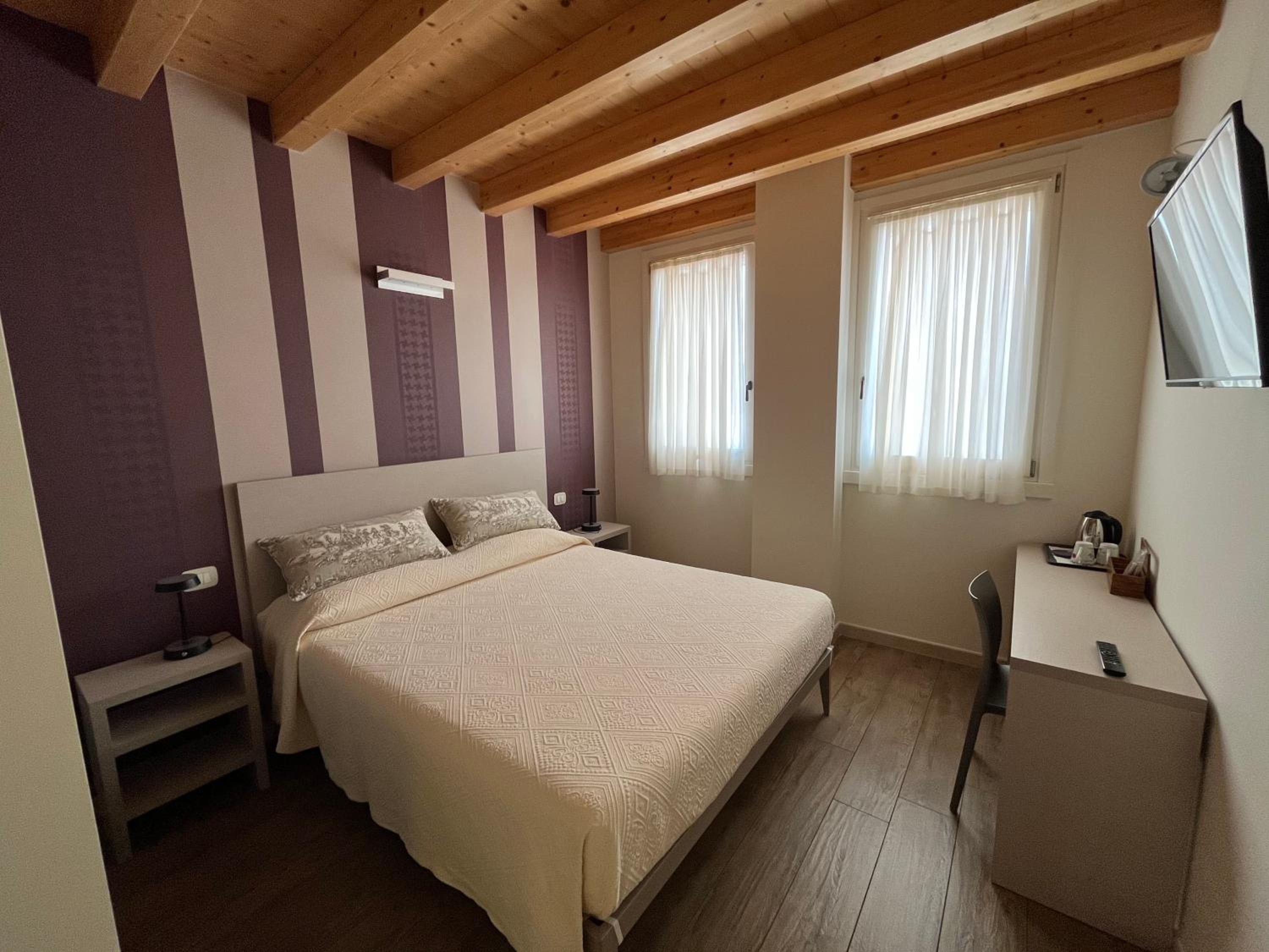 Double Room - Photo 8