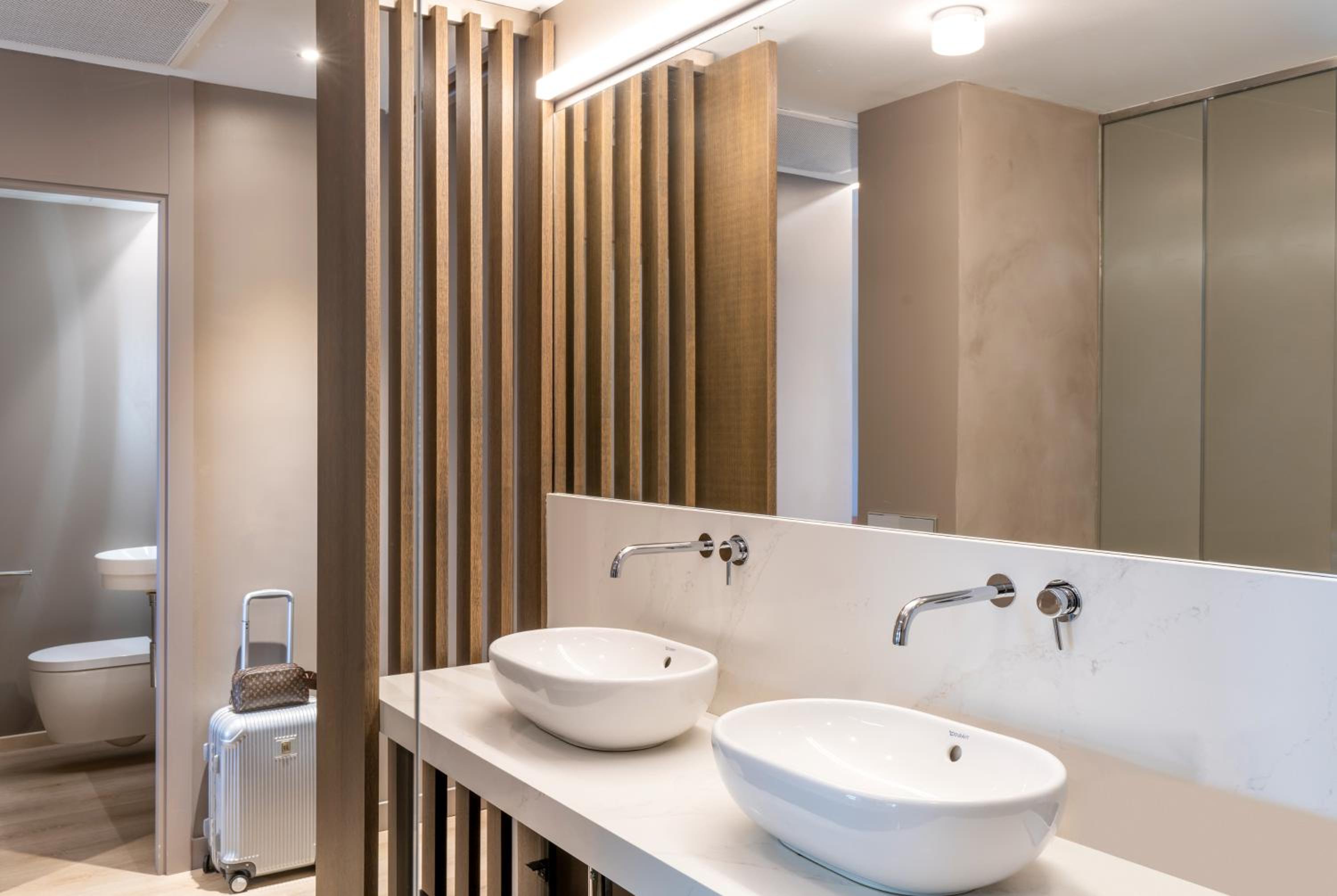 Junior Queen Suite - Plaza Building - Photo 7