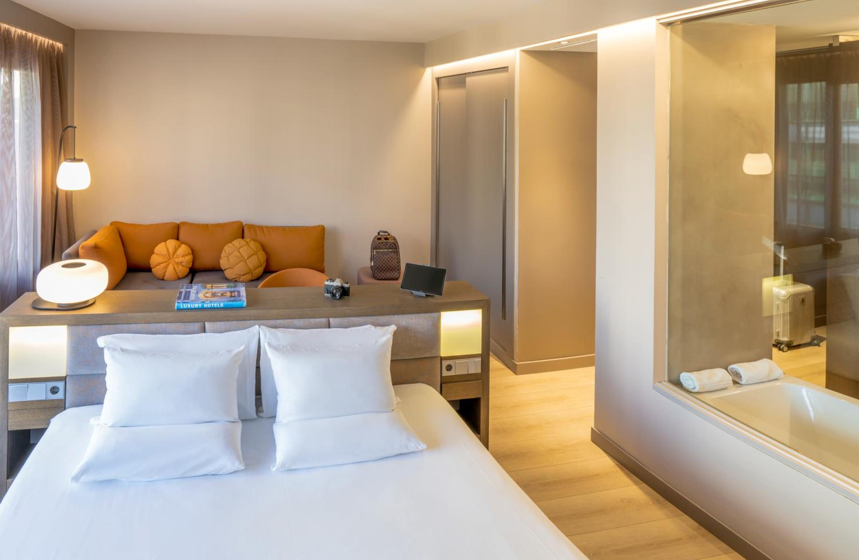 Junior Queen Suite - Plaza Building - Photo 4