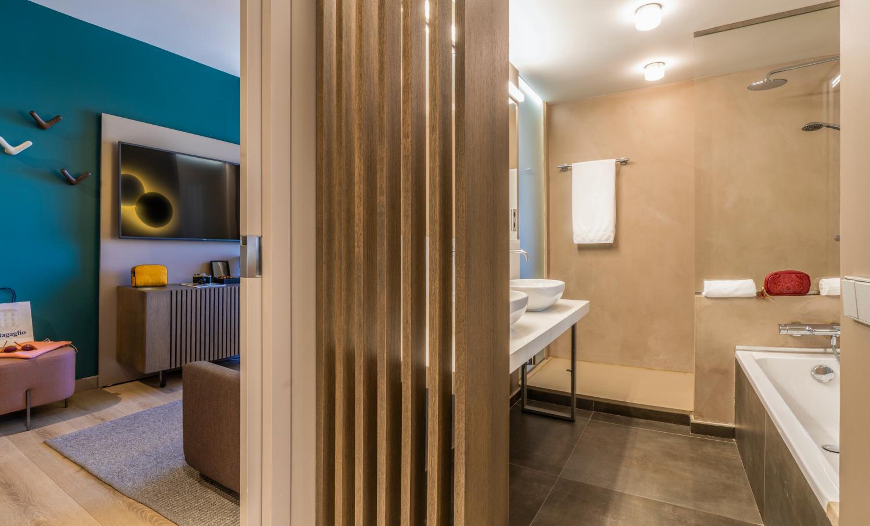 Junior Queen Suite - Plaza Building - Photo 15