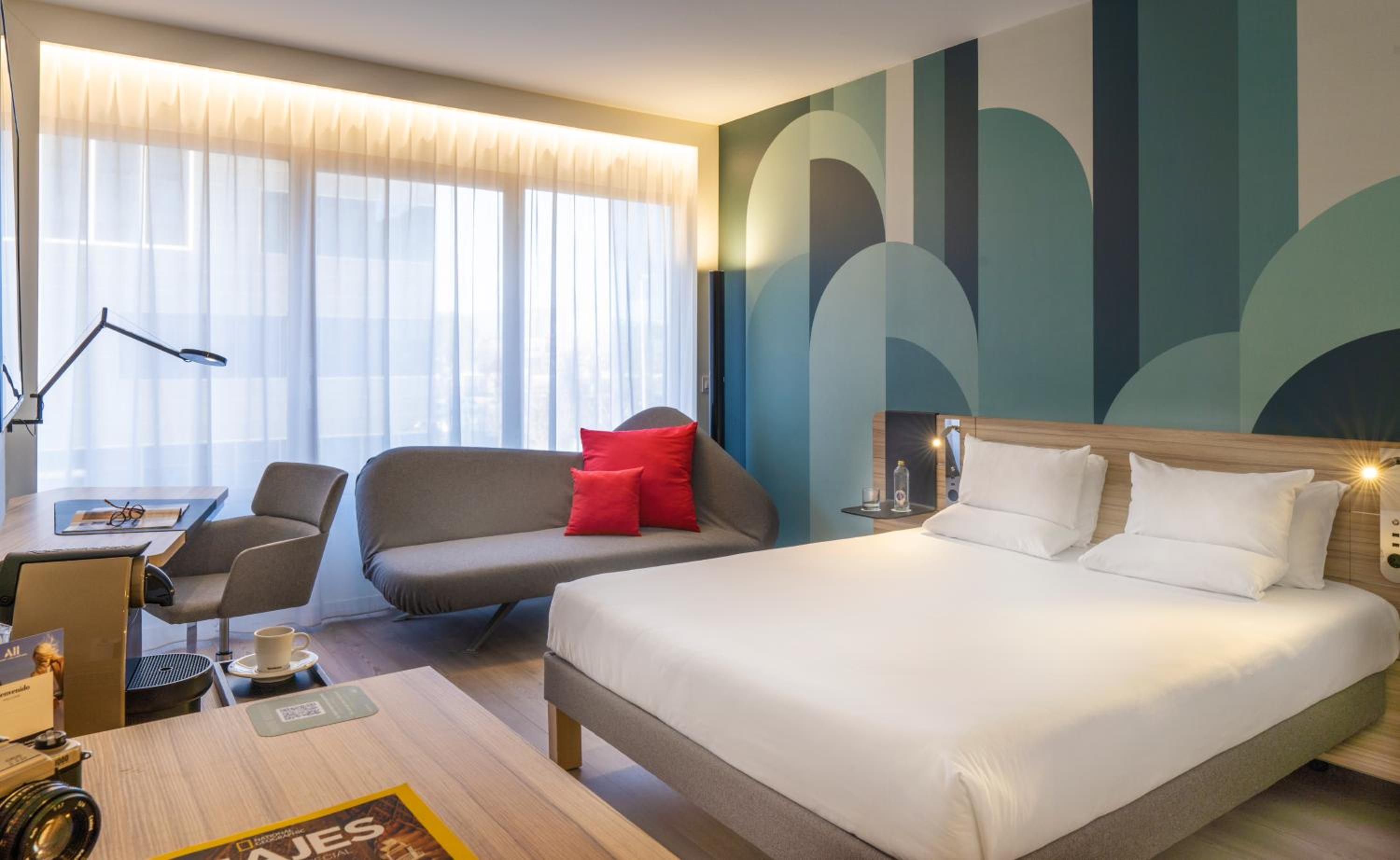 Executive Queen Room with One Queen Bed in the Deluxe Building - Photo 2