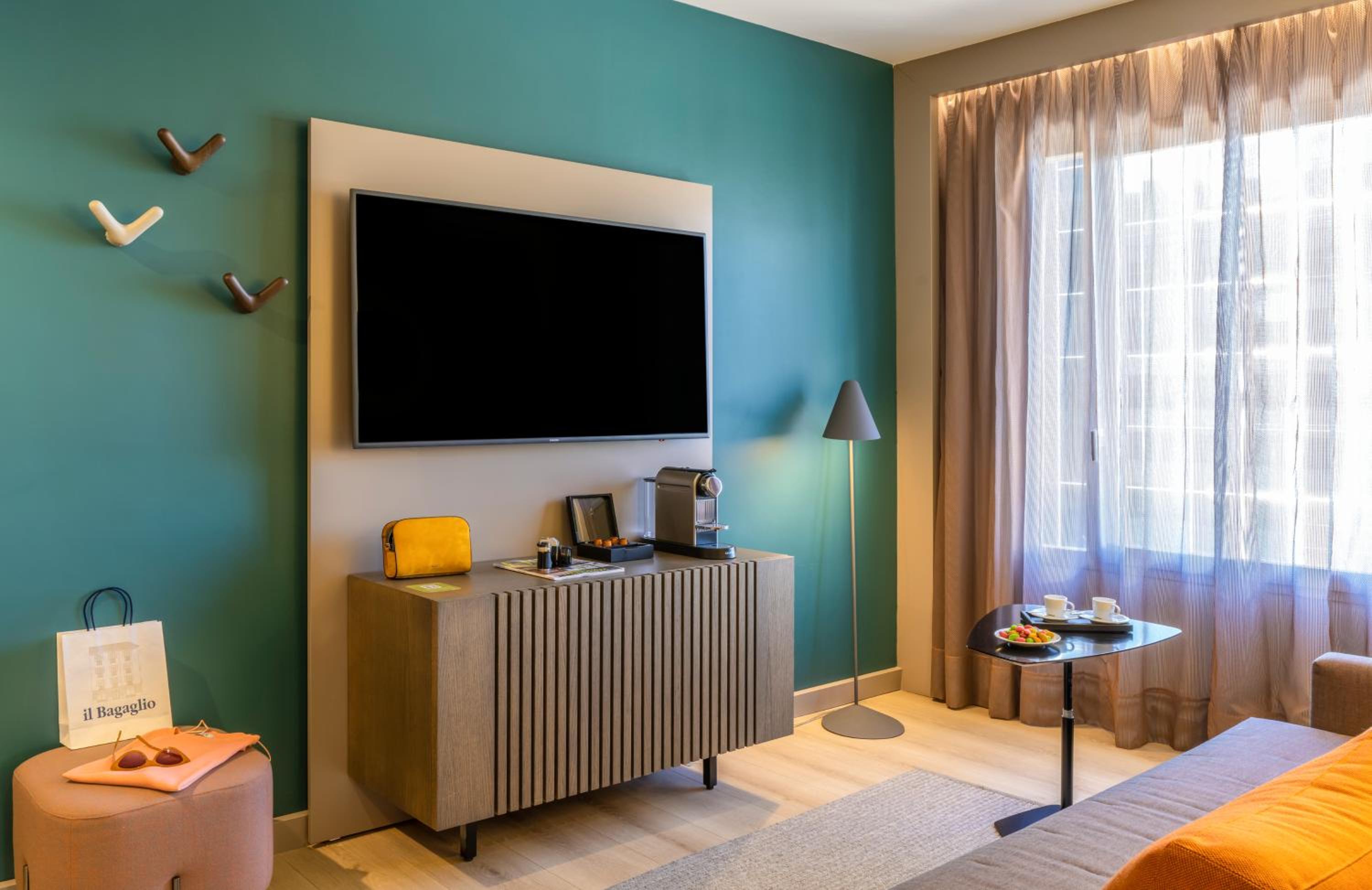 Junior Queen Suite - Plaza Building - Photo 3