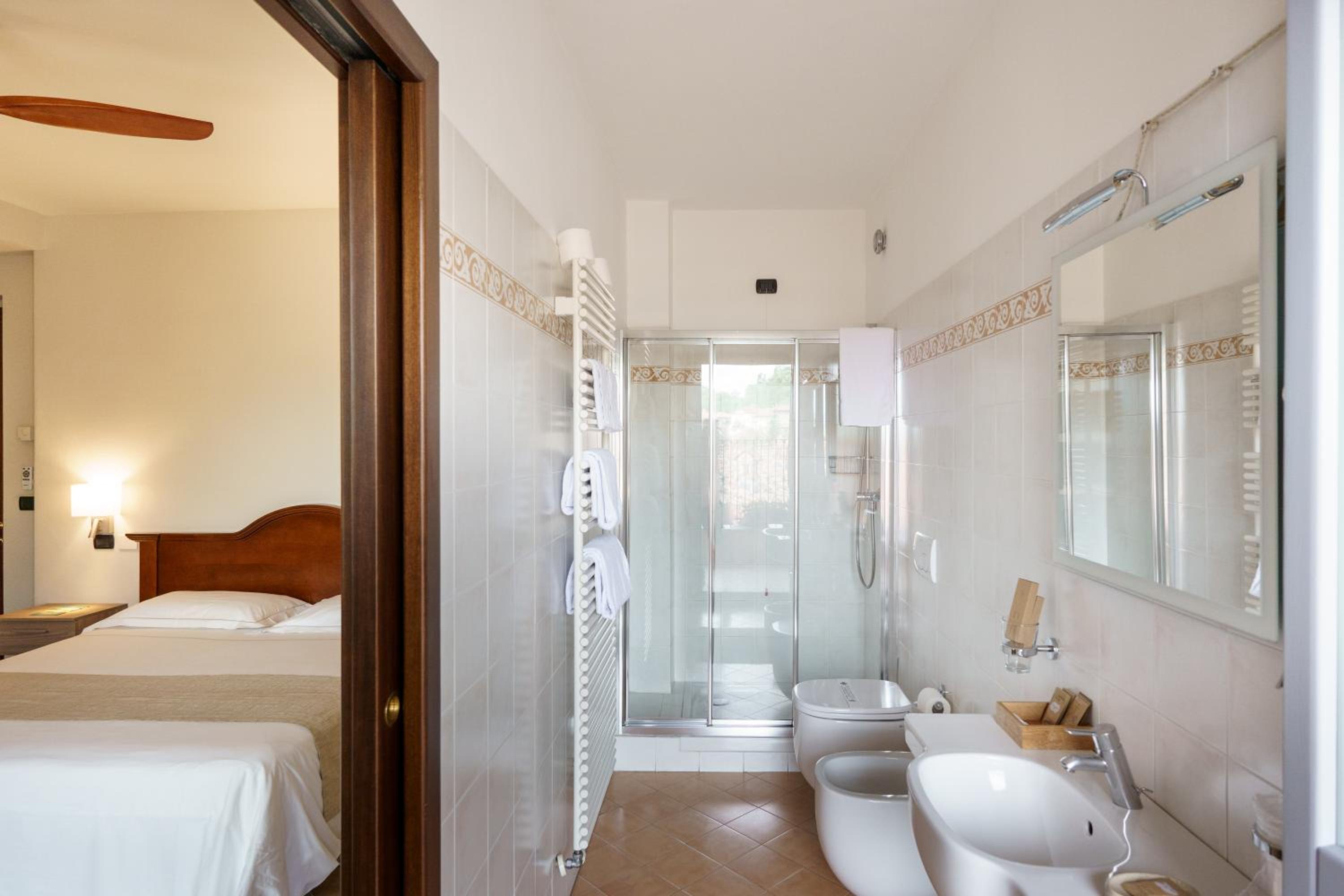 Standard Double Room - Photo 2