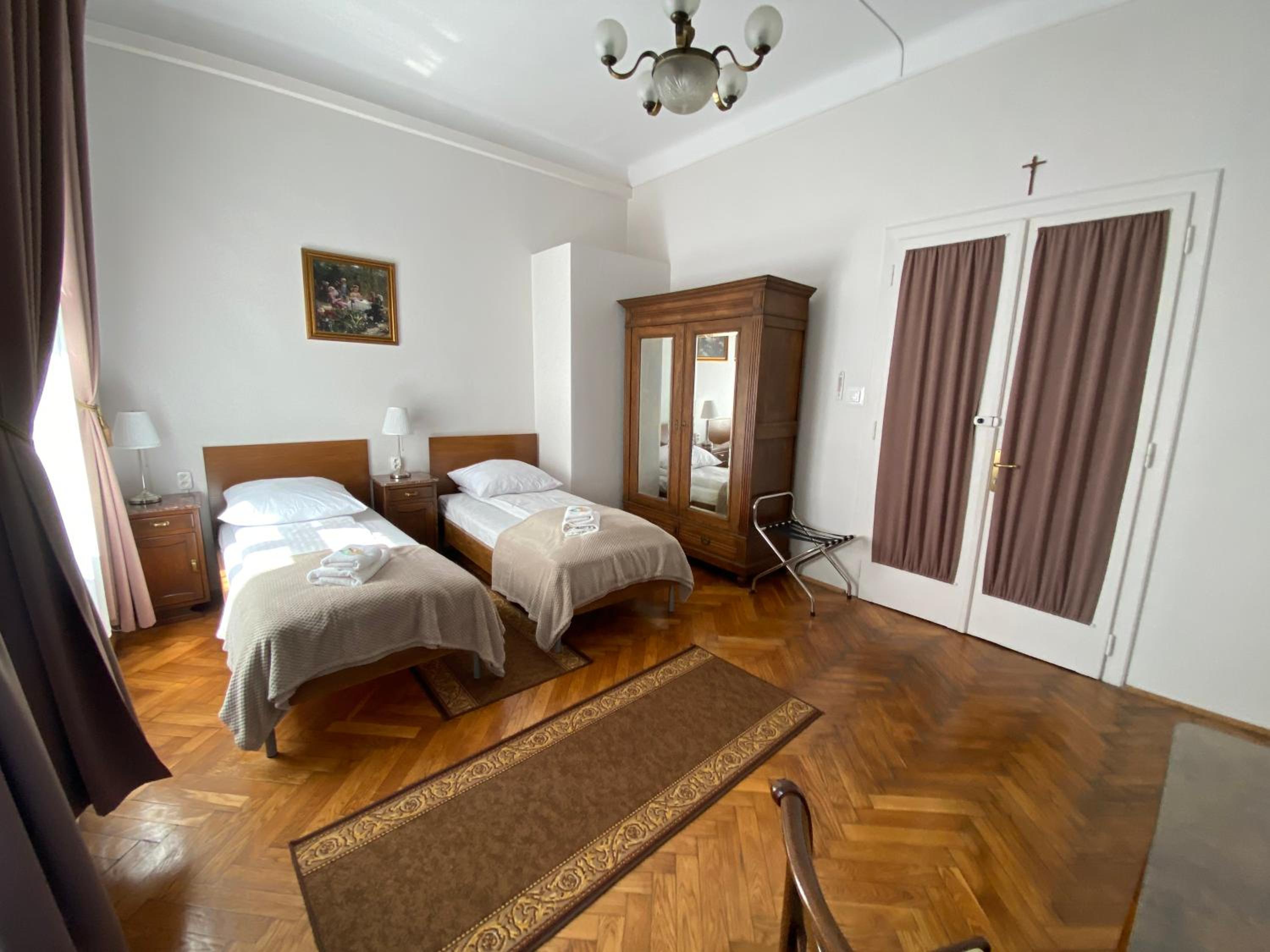Twin Room - Photo 6