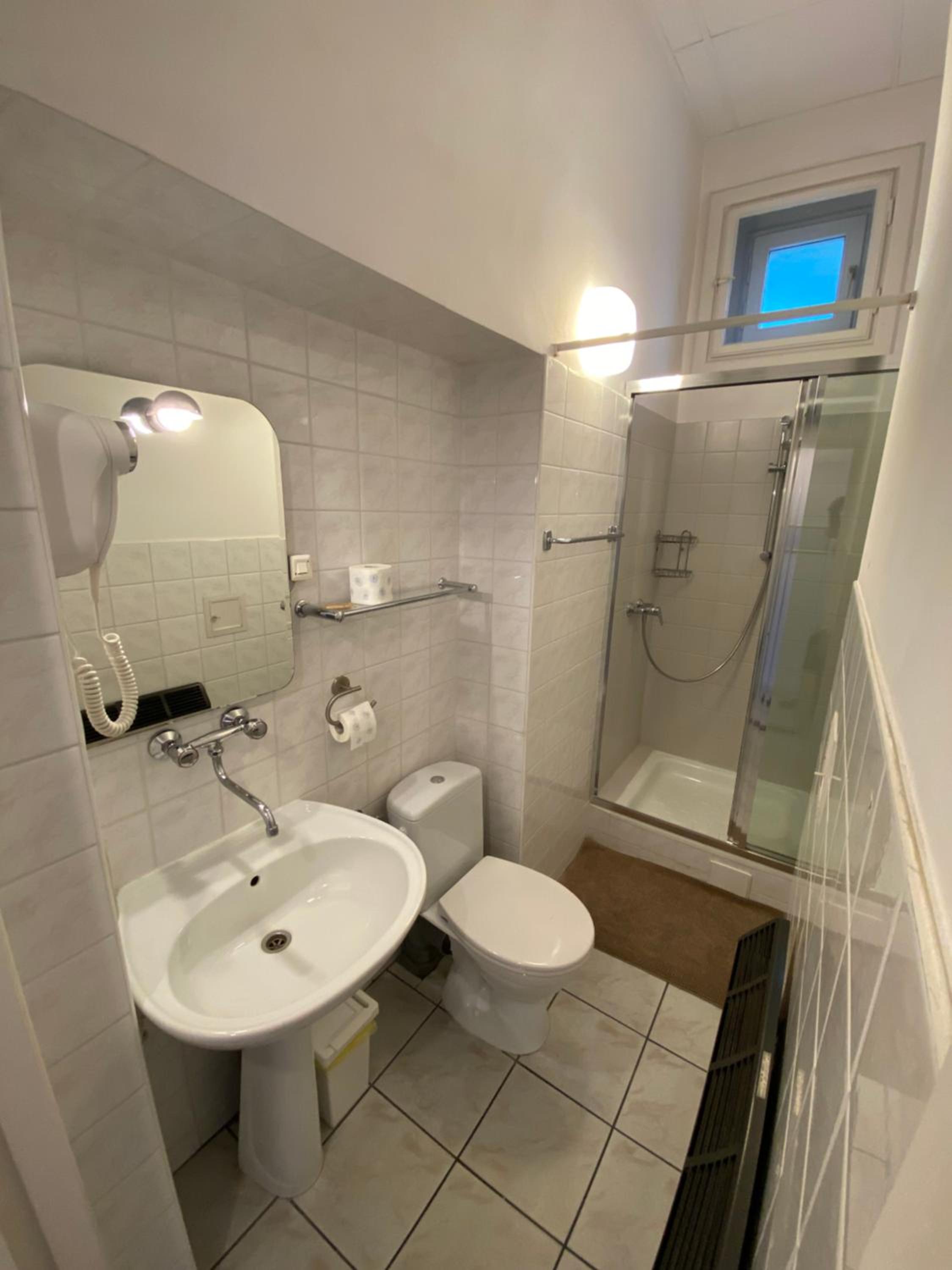 Twin Room - Photo 5