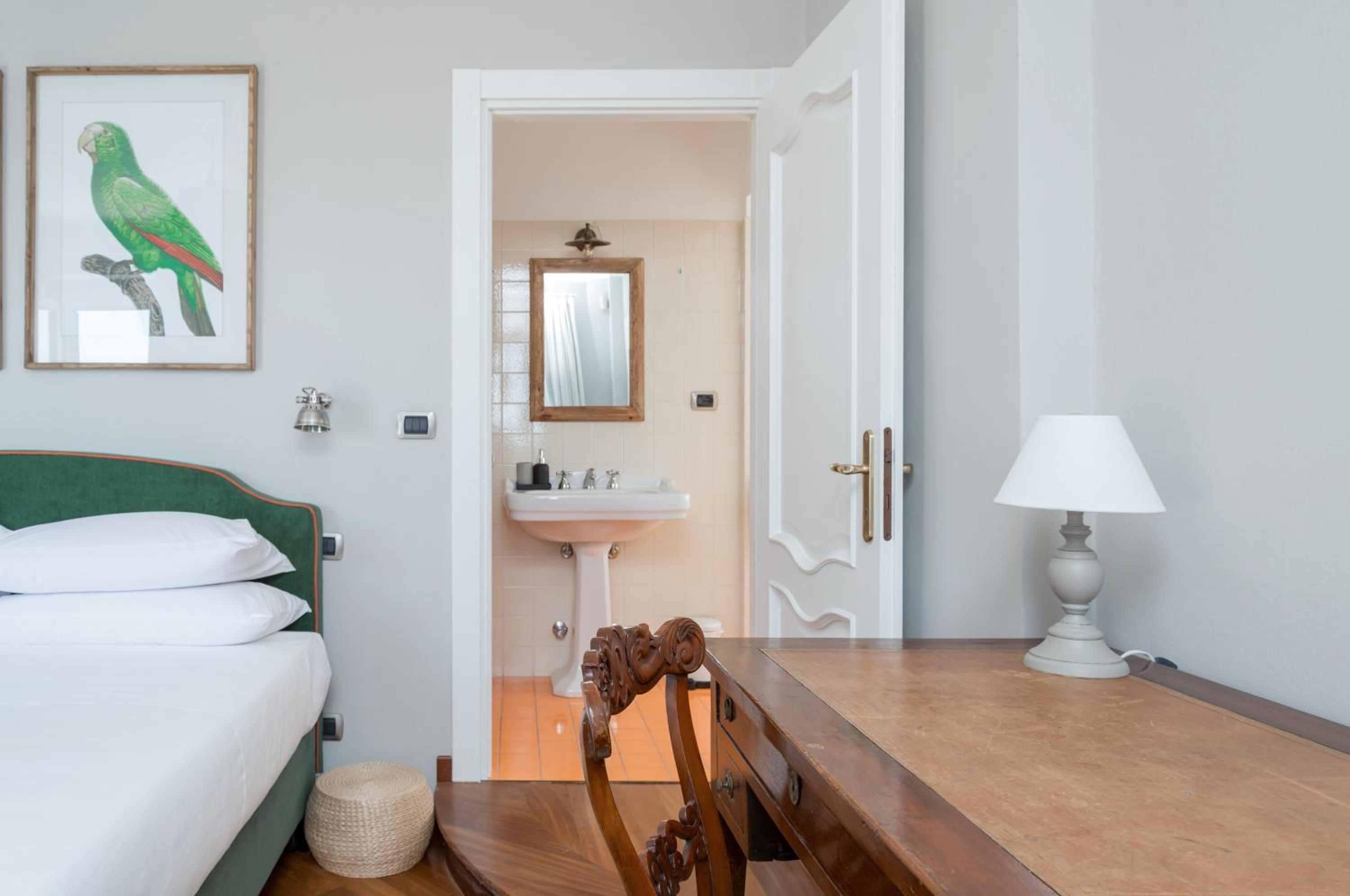 Six-Bedroom House photo 2