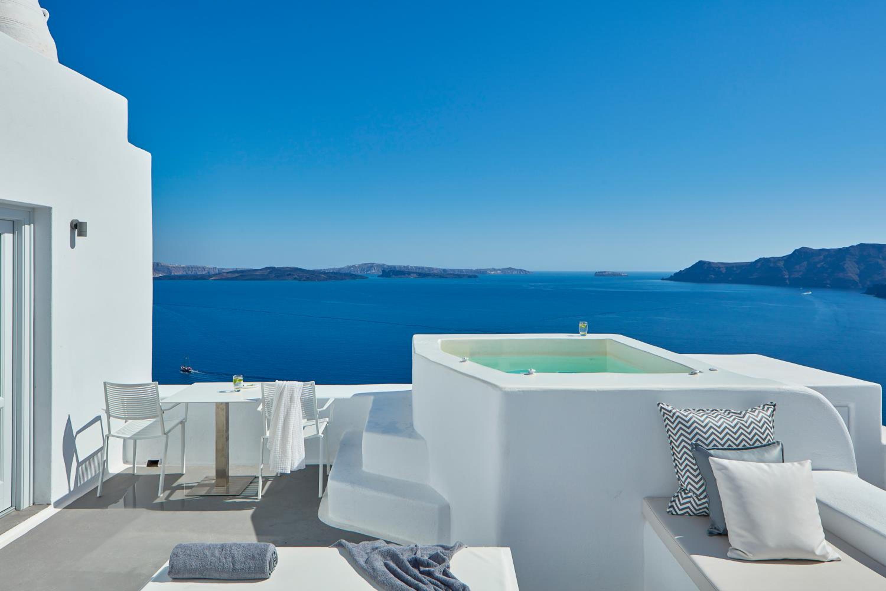 Villa Suite with Open Air Jetted Tub & Caldera View photo 3