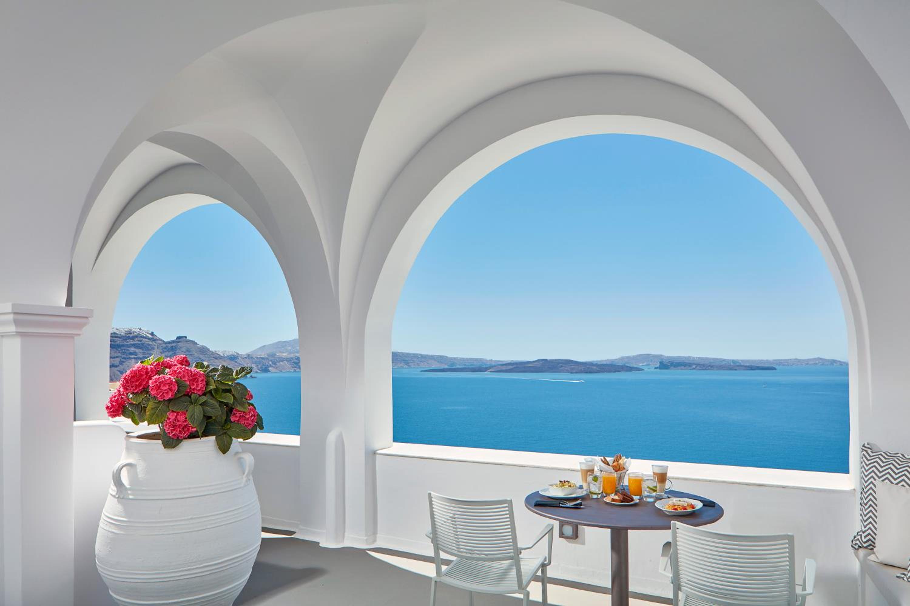 Villa Suite with Open Air Jetted Tub & Caldera View photo 2