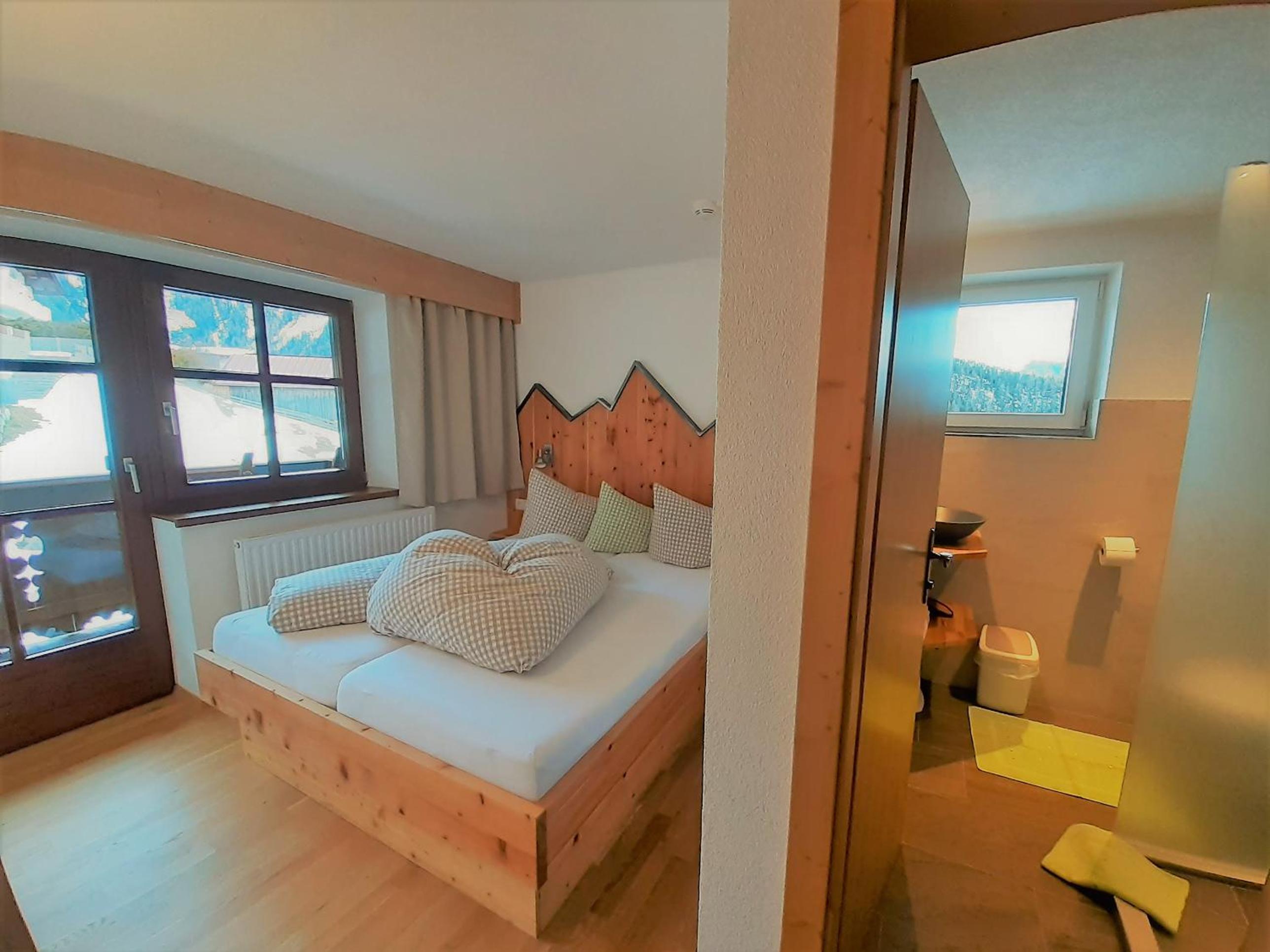 Studio Apartment with Balcony photo 3