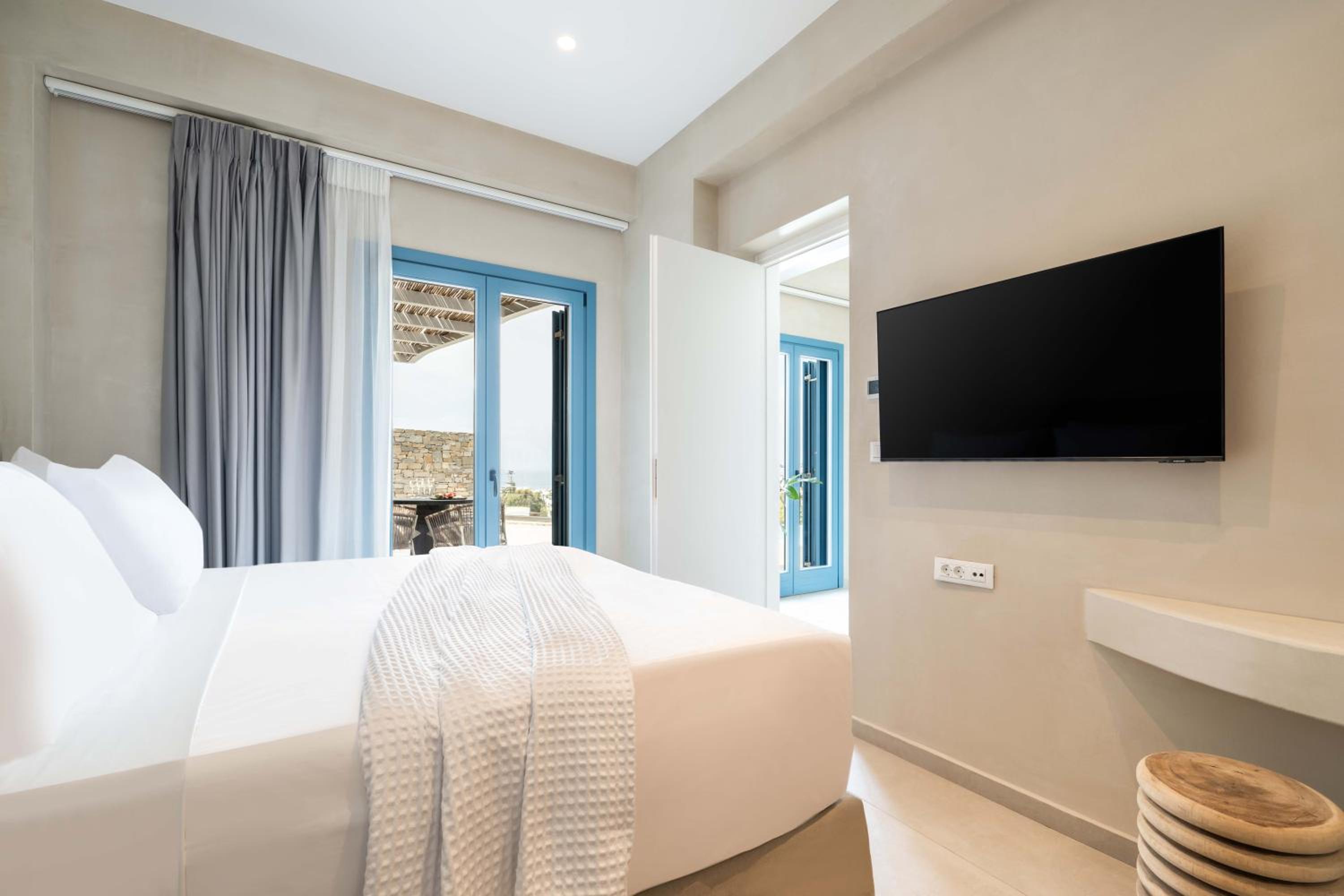 Signature Suite with Private Pool and Sea View photo 3