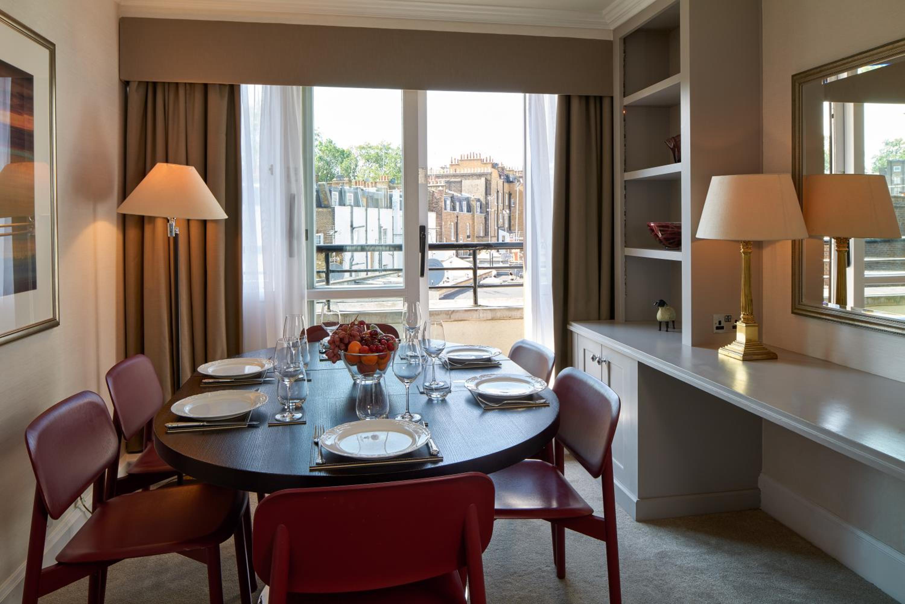 Deluxe Three-Bedroom Apartment, Brompton Road photo 2