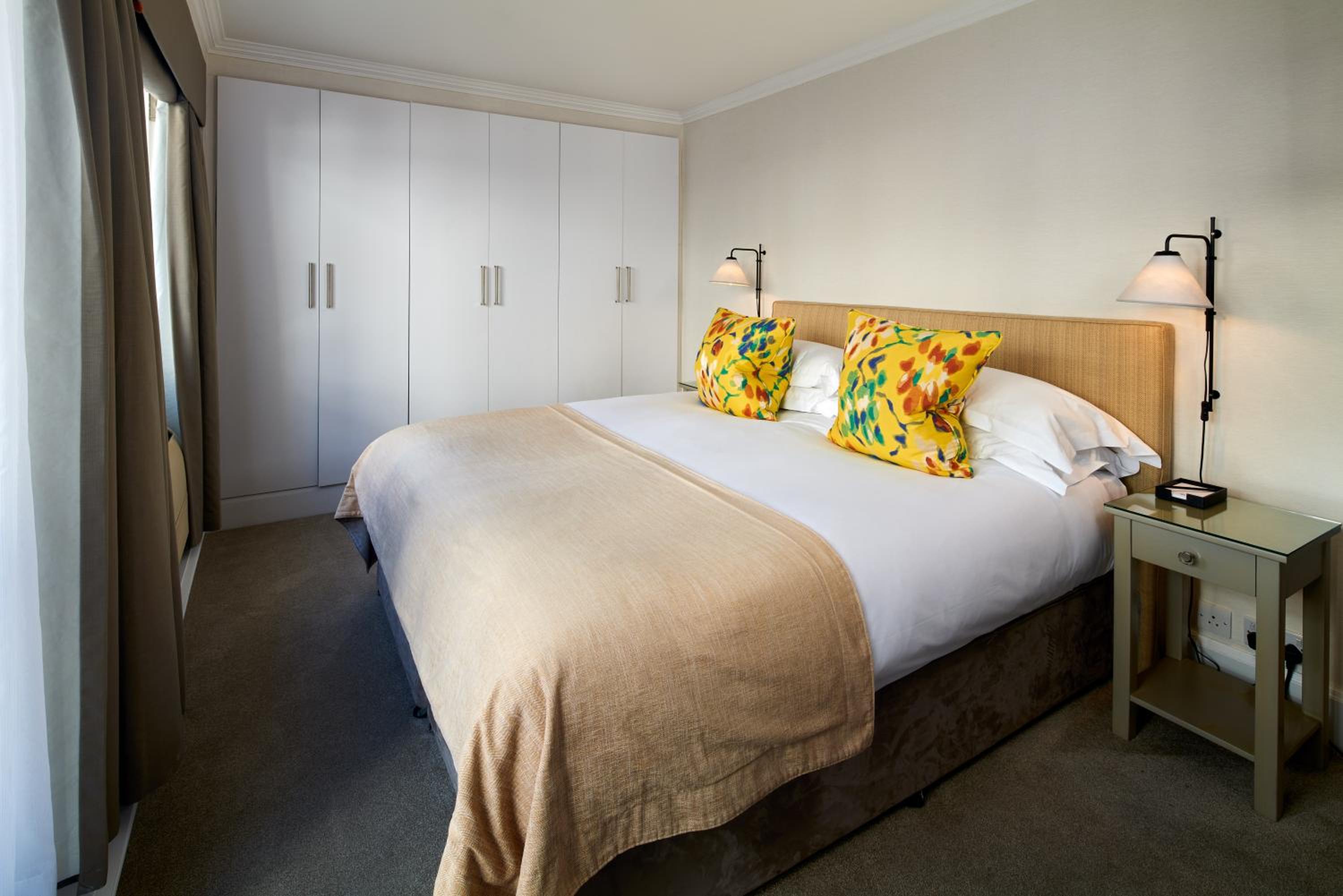 Deluxe Three-Bedroom Apartment, Brompton Road