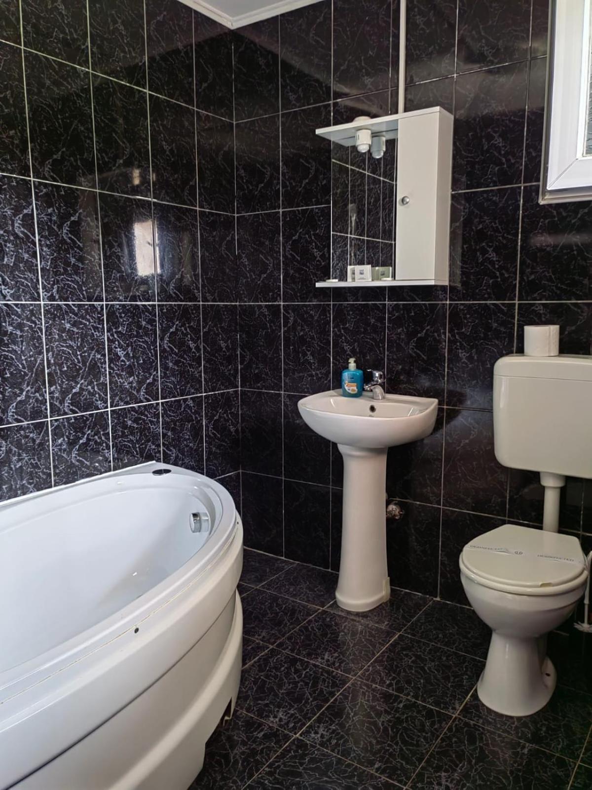 Double Room - Photo 5