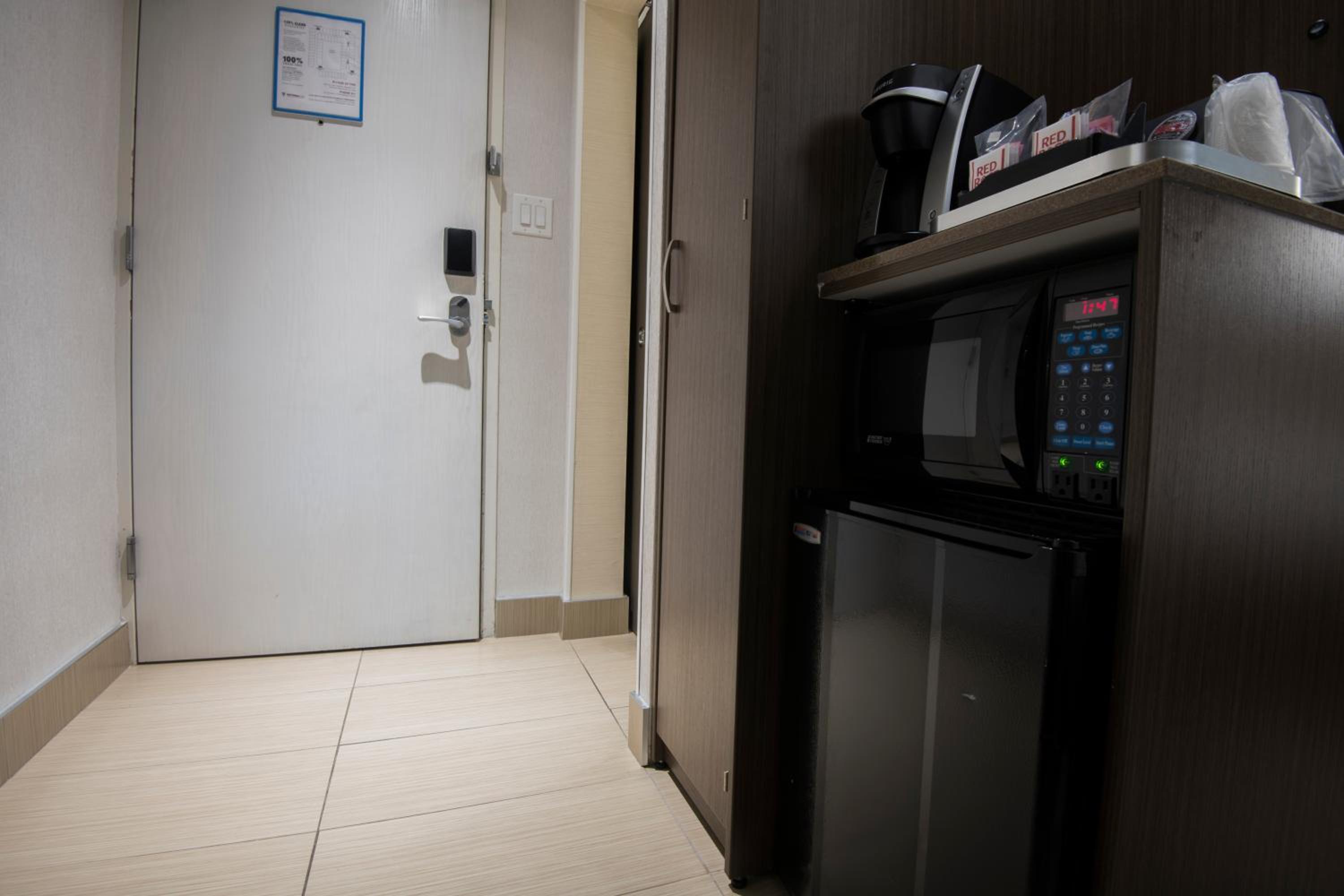 Corporate Floor - Business King Room - Photo 8