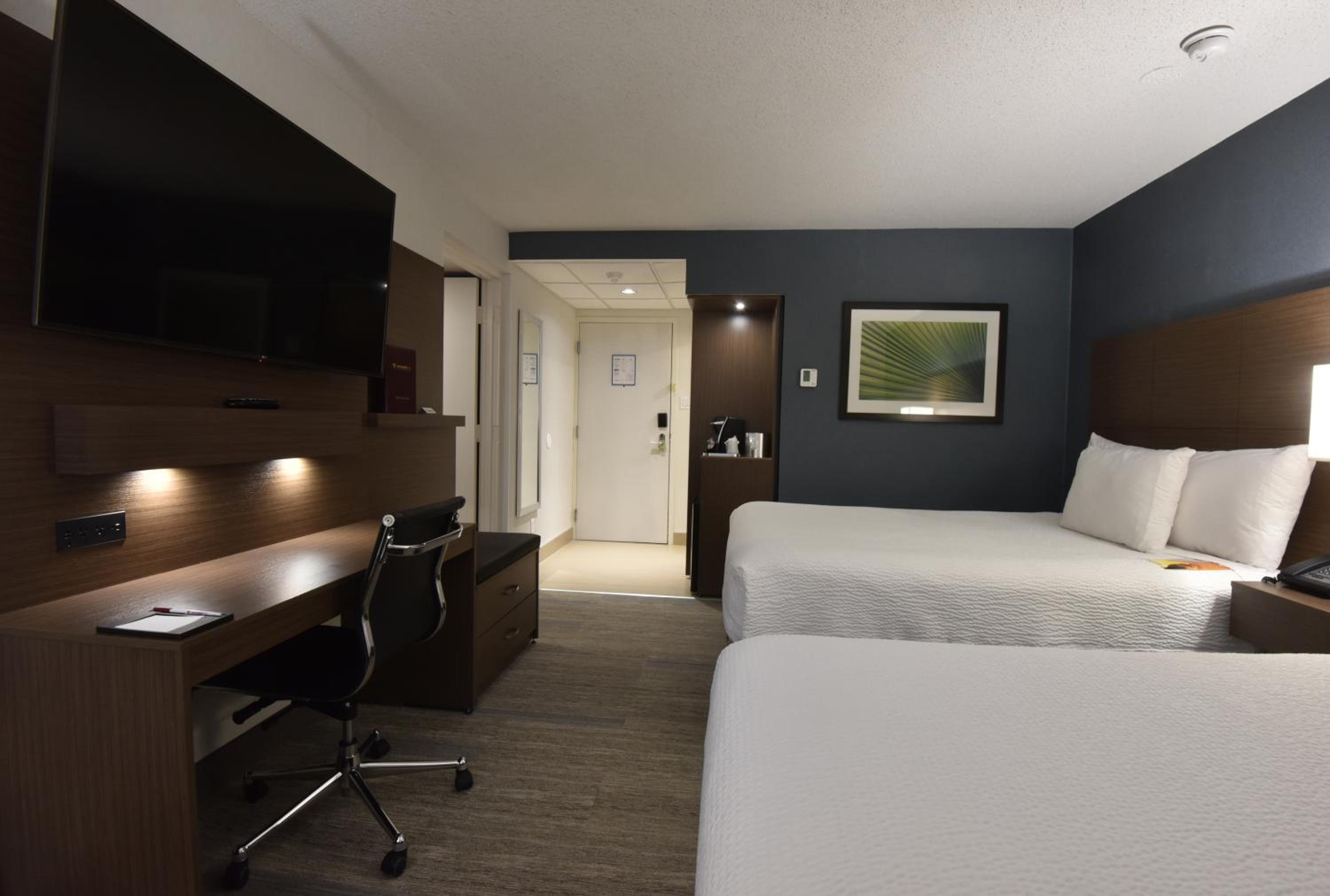 Premier Room, 2 Queen Beds - Photo 4