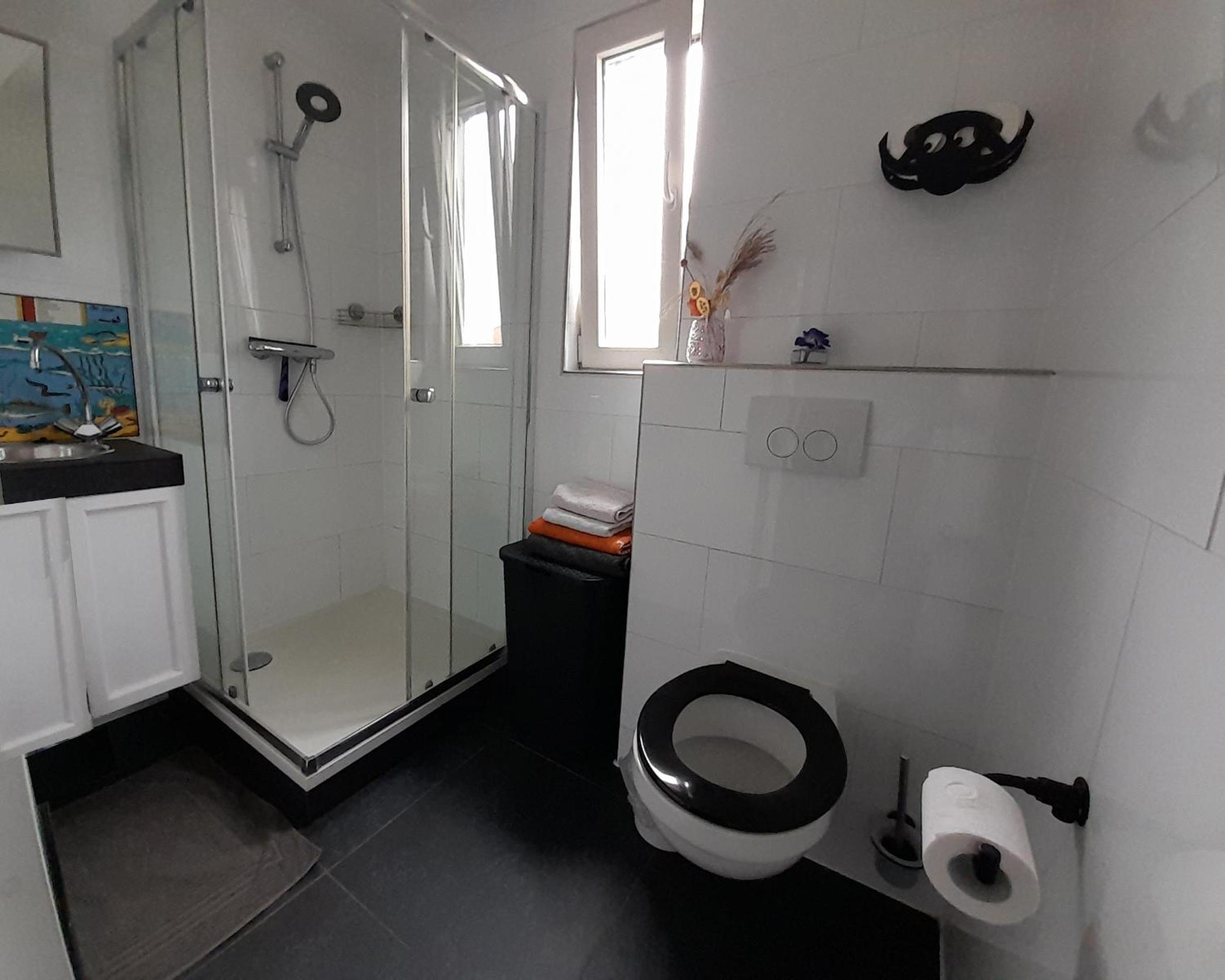 Double or Twin Room with Private Bathroom - Photo 9