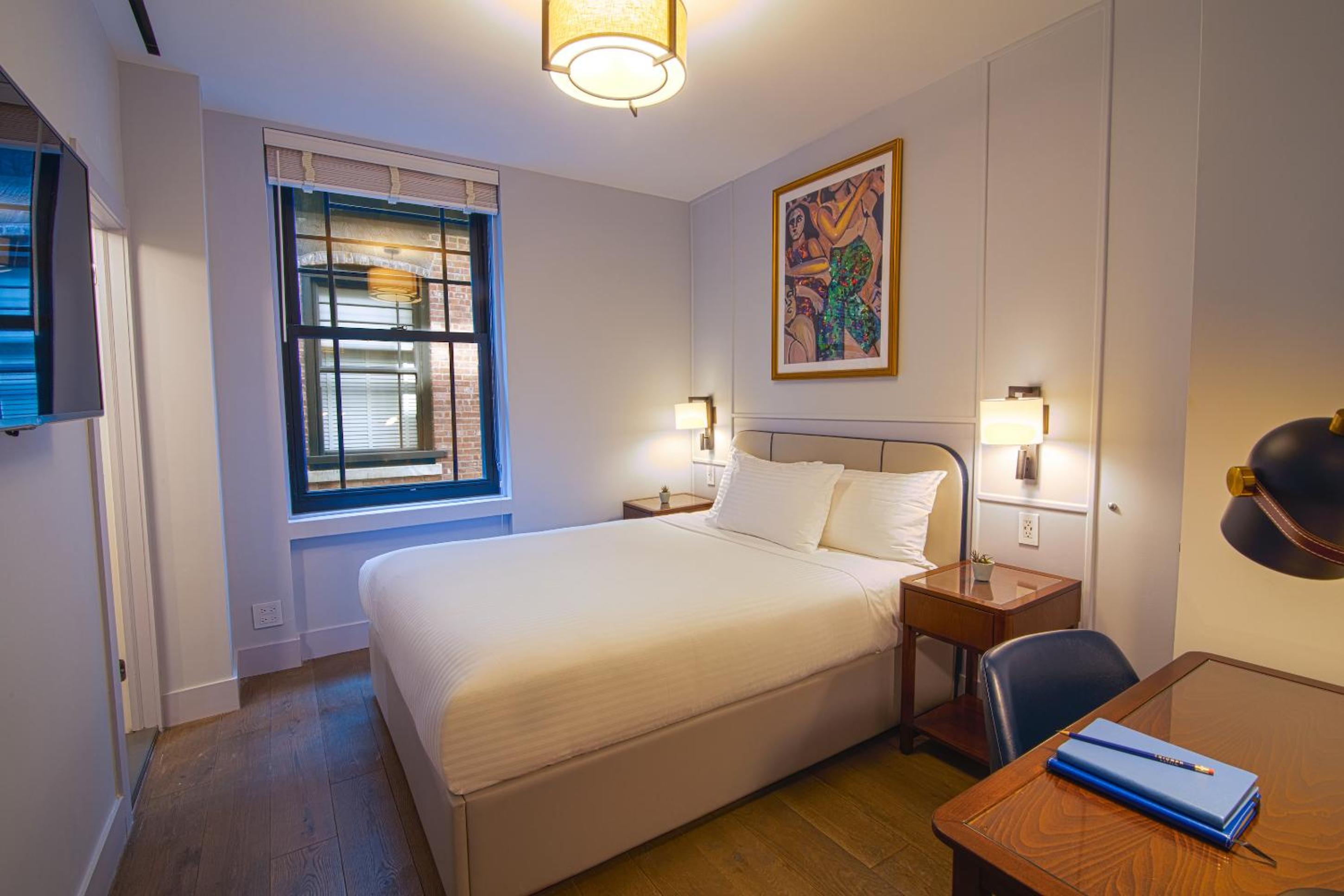 Deluxe 1 Queen Bed photo 3