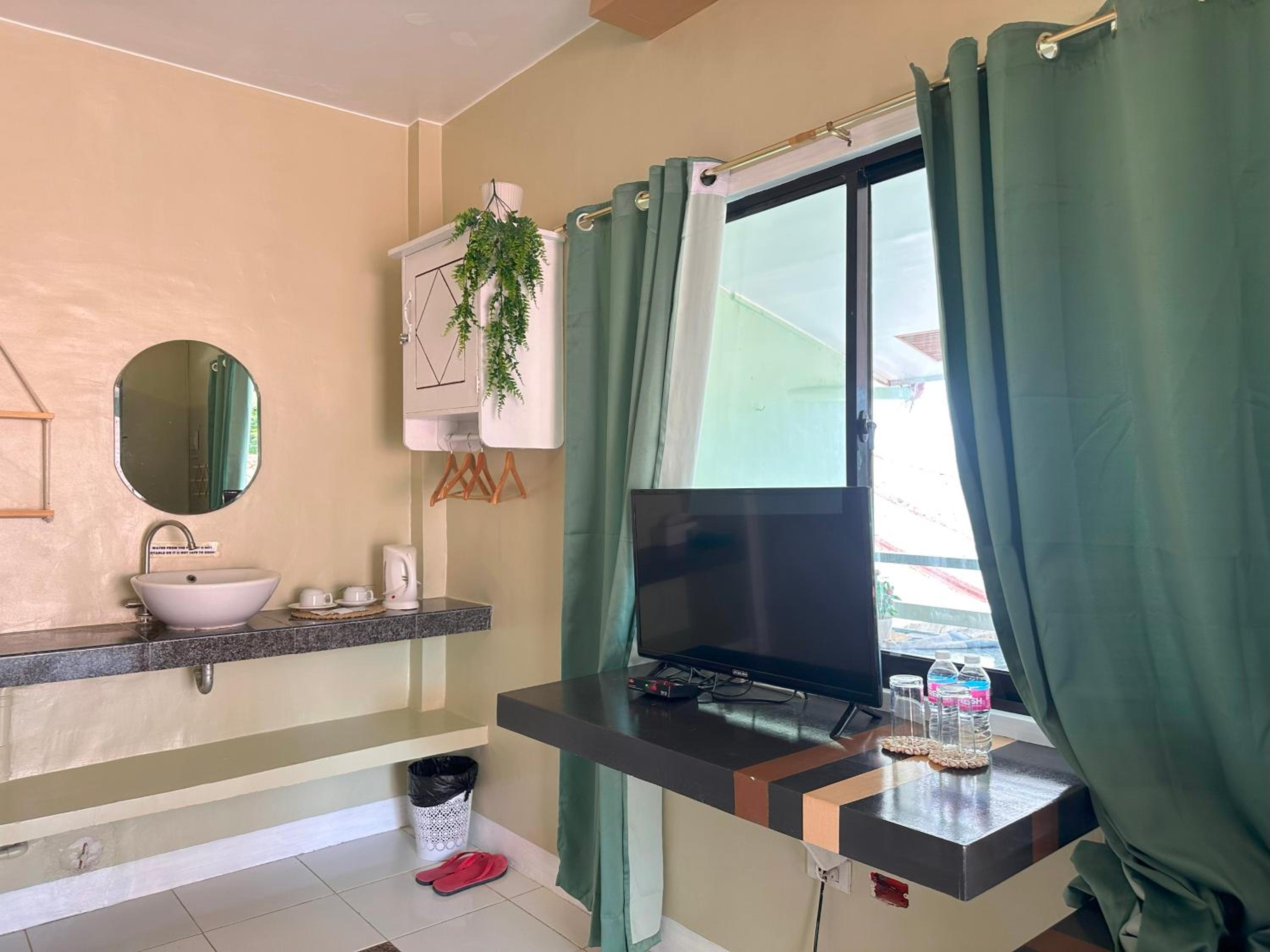 Deluxe Double Room with Side Sea View - Photo 20