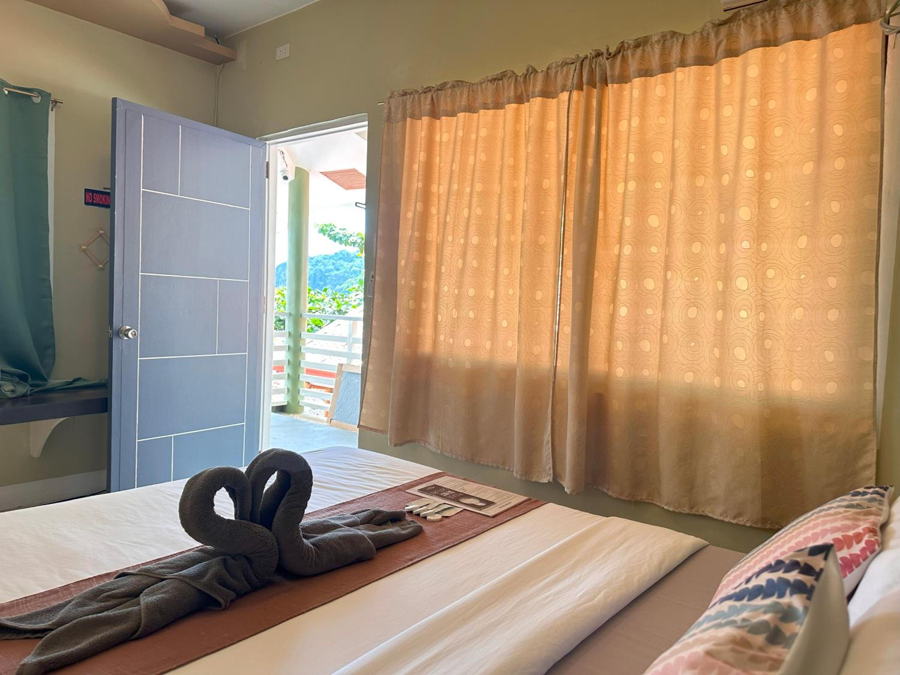 Deluxe Double Room with Side Sea View - Photo 18